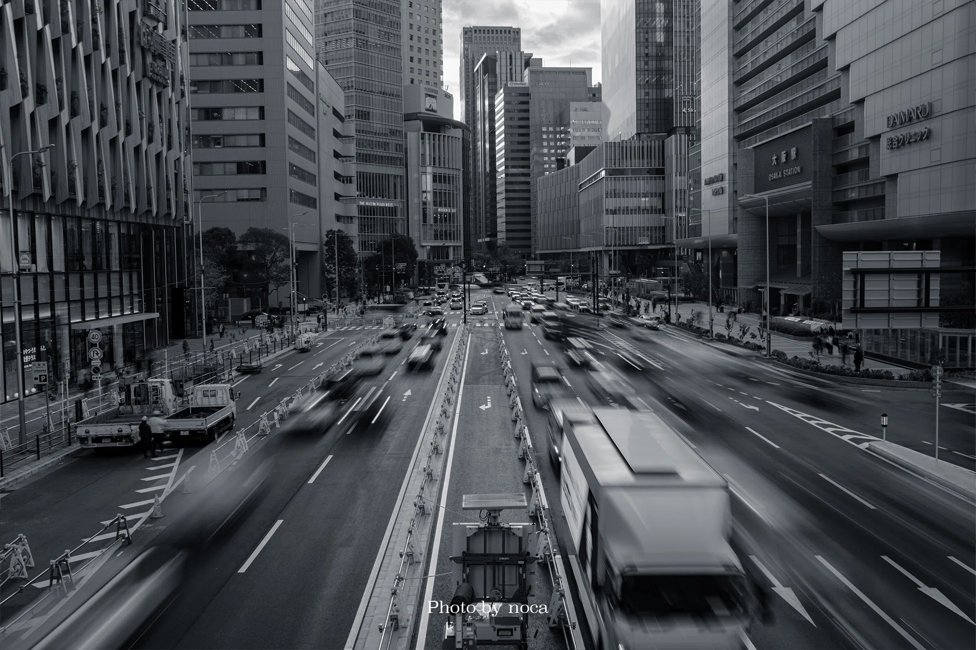 X100VI × 大阪 Vol.6】極彩色の街をモノクロで。「ACROS」縛りで歩く