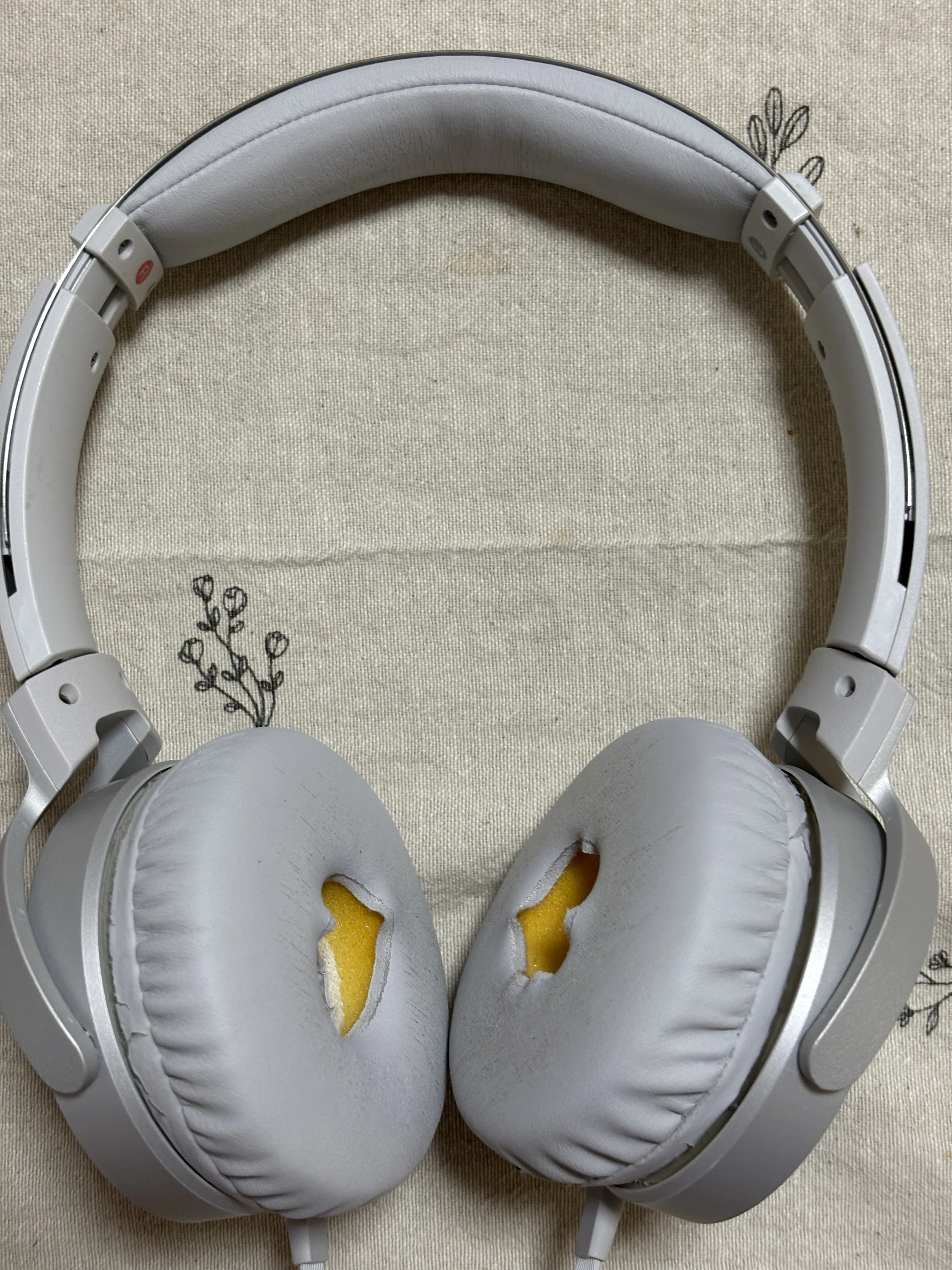 オーバーヘッド型のSONYヘッドフォンMDR-XB550APのイヤーパッド交換