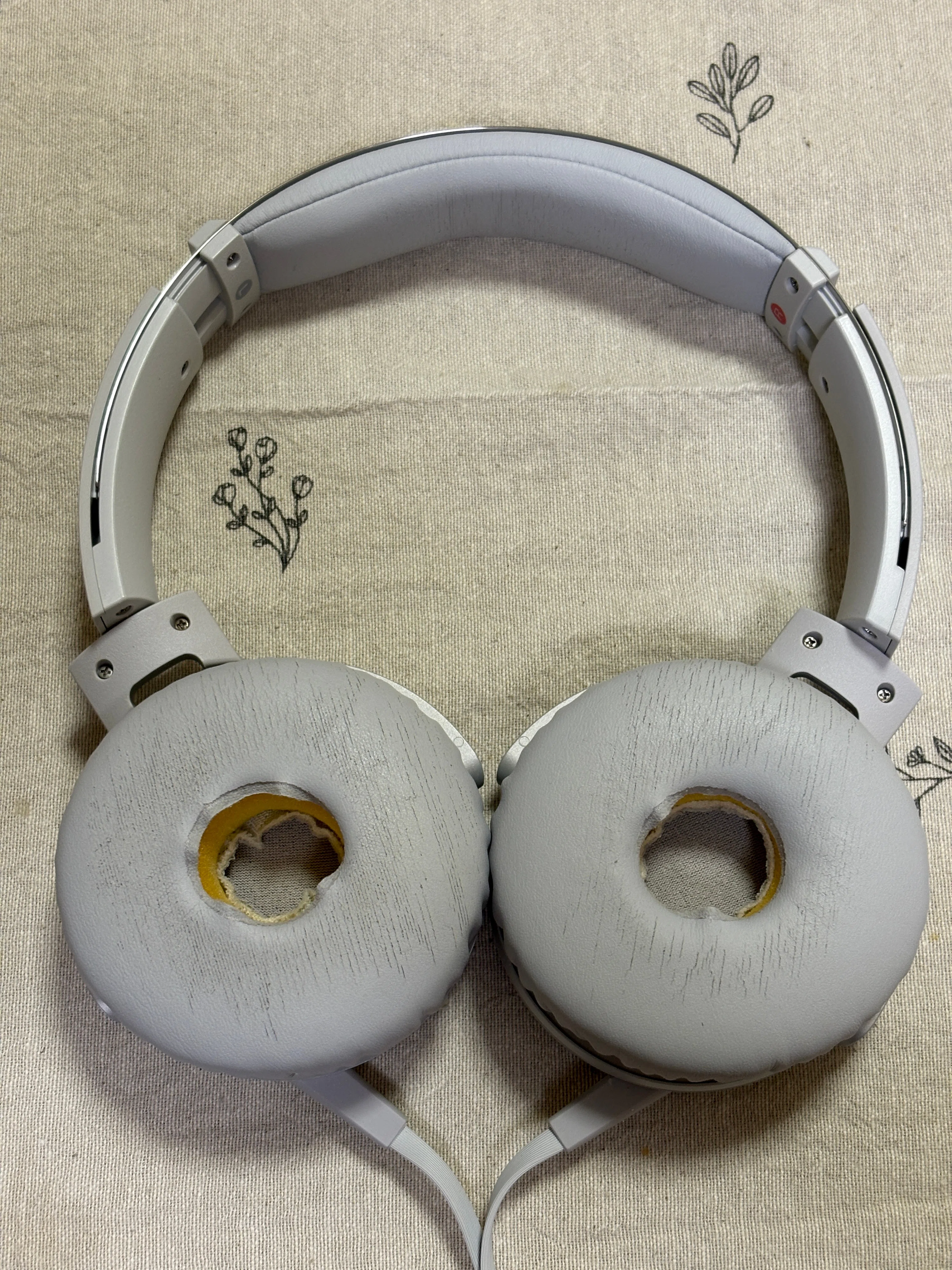 オーバーヘッド型のSONYヘッドフォンMDR-XB550APのイヤーパッド交換