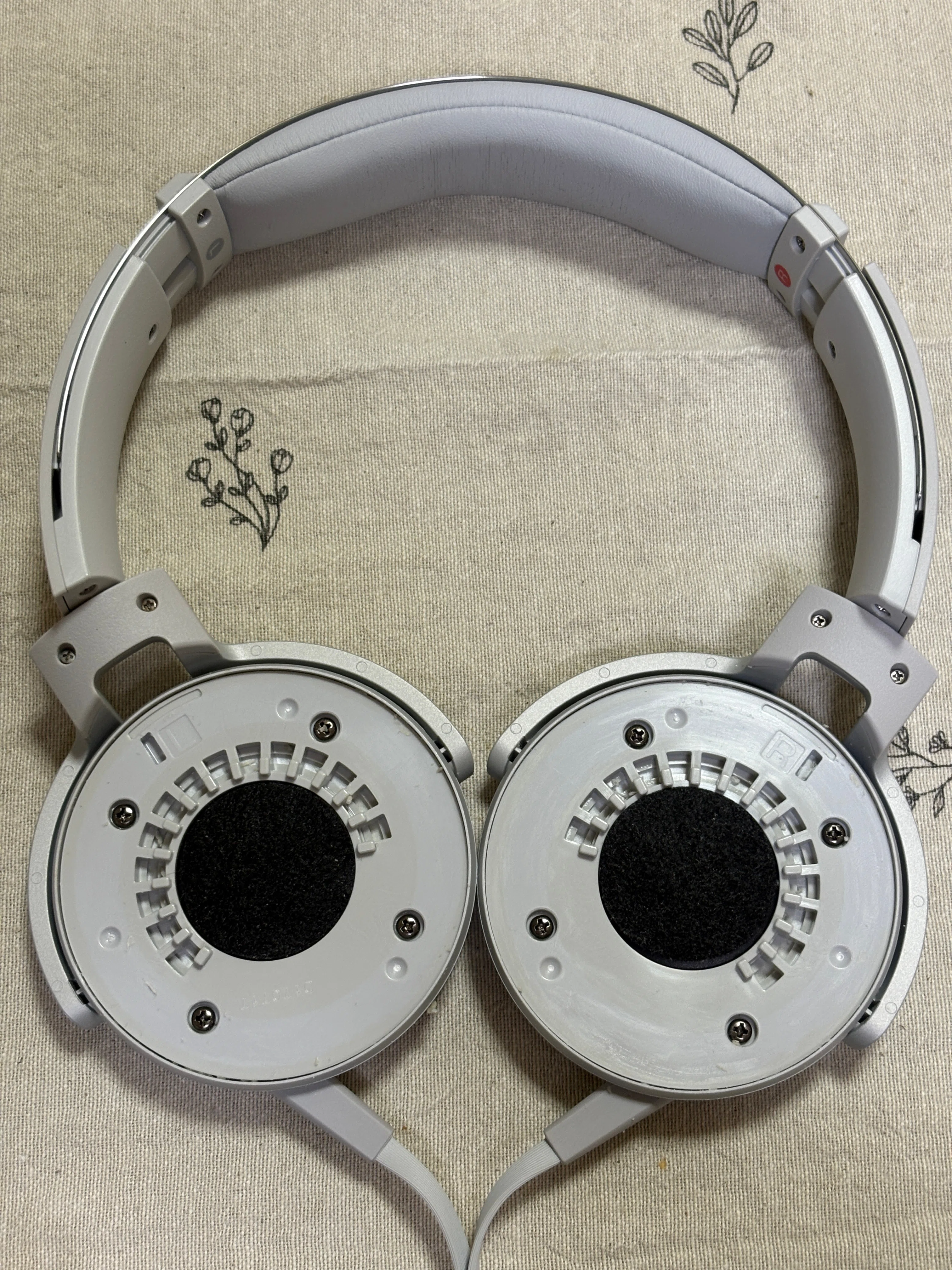 オーバーヘッド型のSONYヘッドフォンMDR-XB550APのイヤーパッド交換
