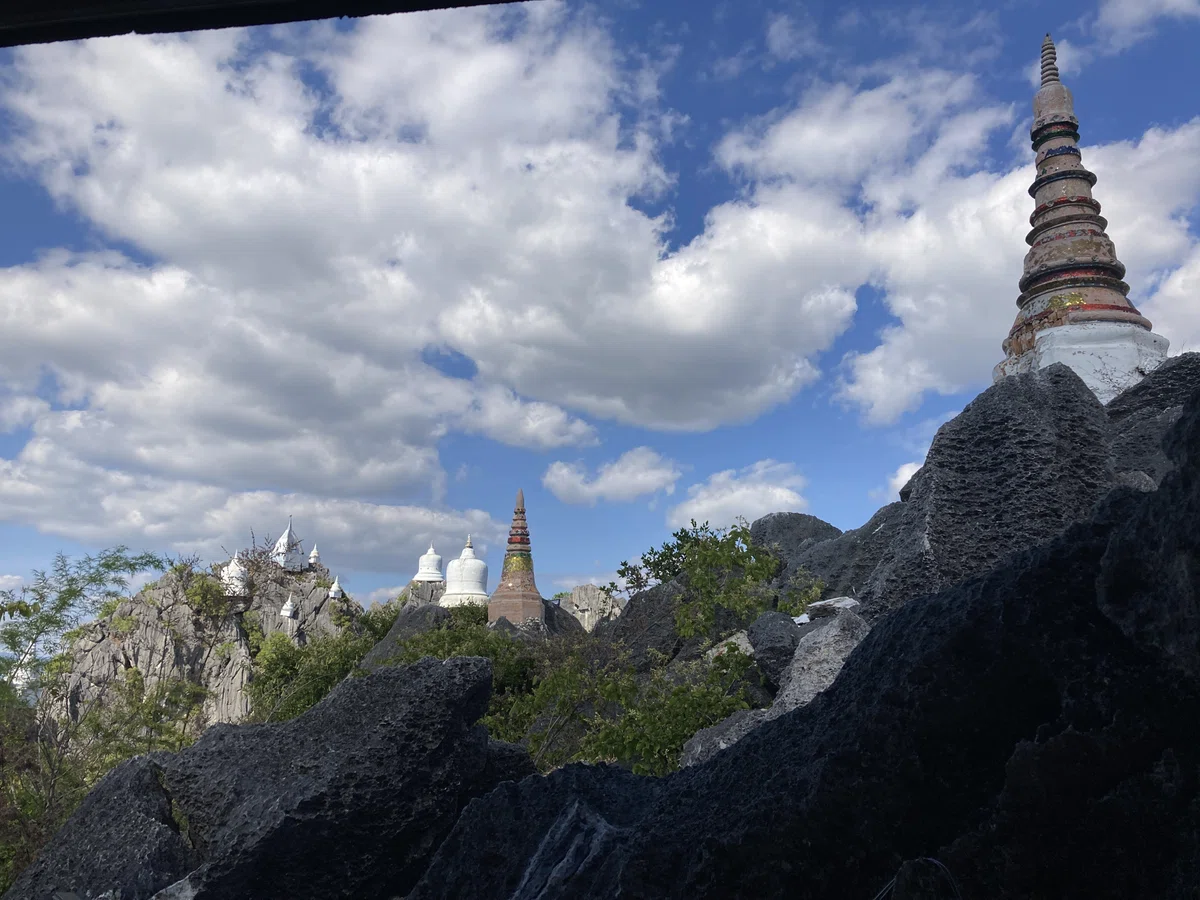 【タイ旅行🇹🇭】チェンマイからランパーン「天空の寺院」へ|porepore