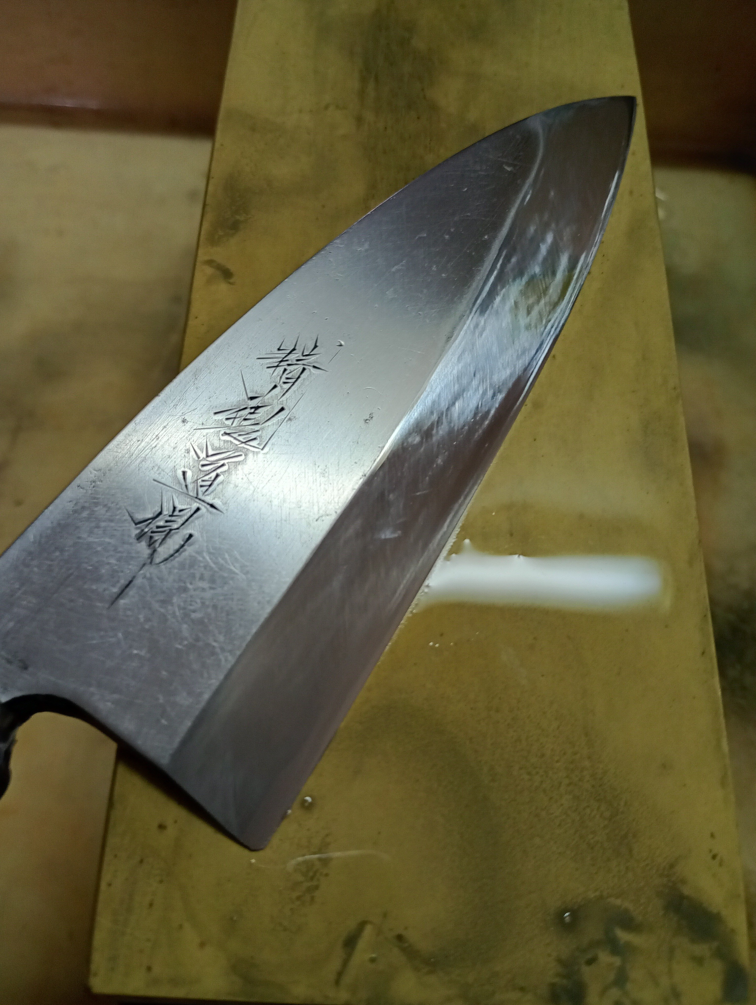 精魂 道場 出刃包丁を研ぐ｜はっさ