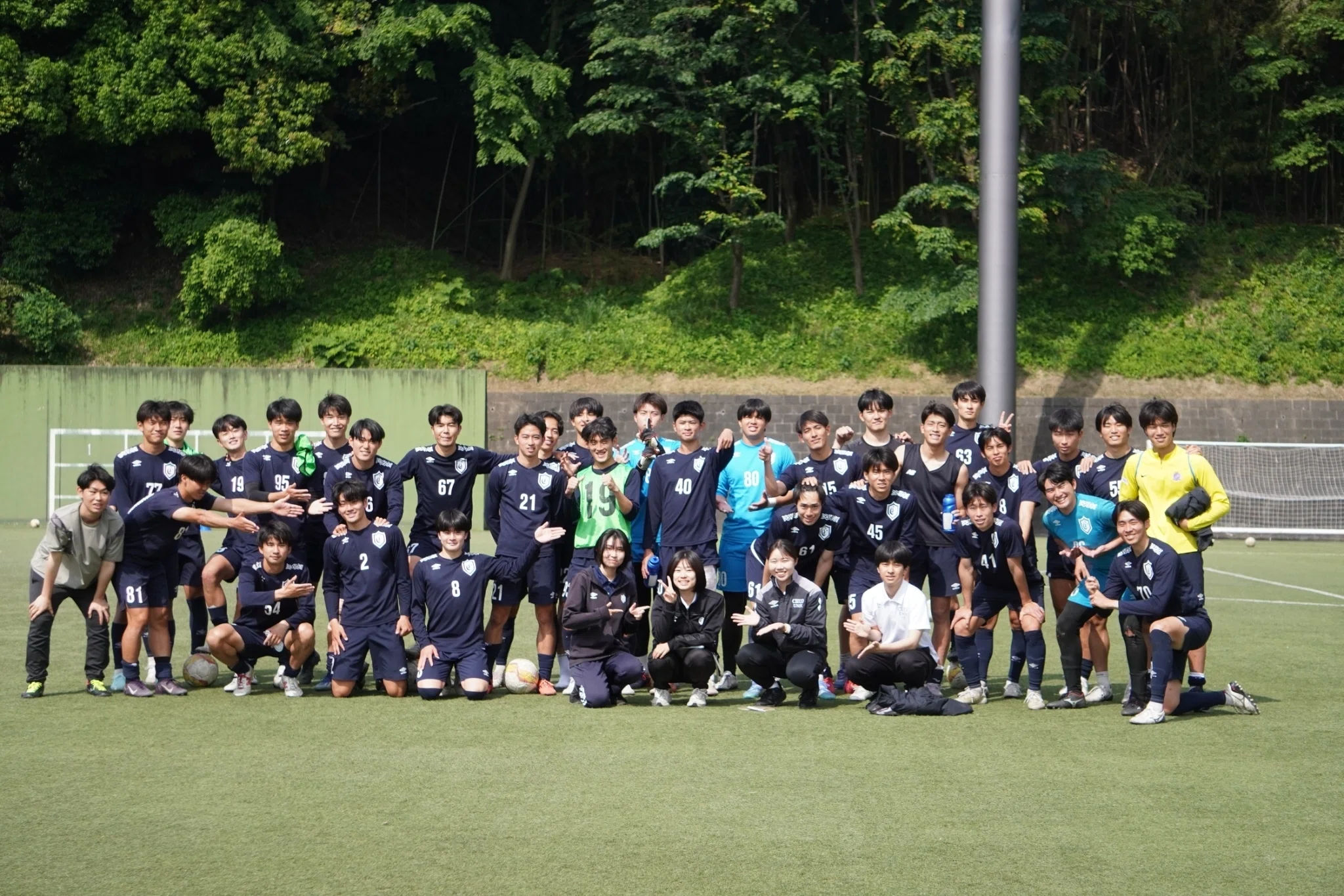 中央学院高校サッカー部 移動着 ジャージ 白黒 ピッチに立たない、私の4年間。」 4年 都 文音｜中央大学学友会