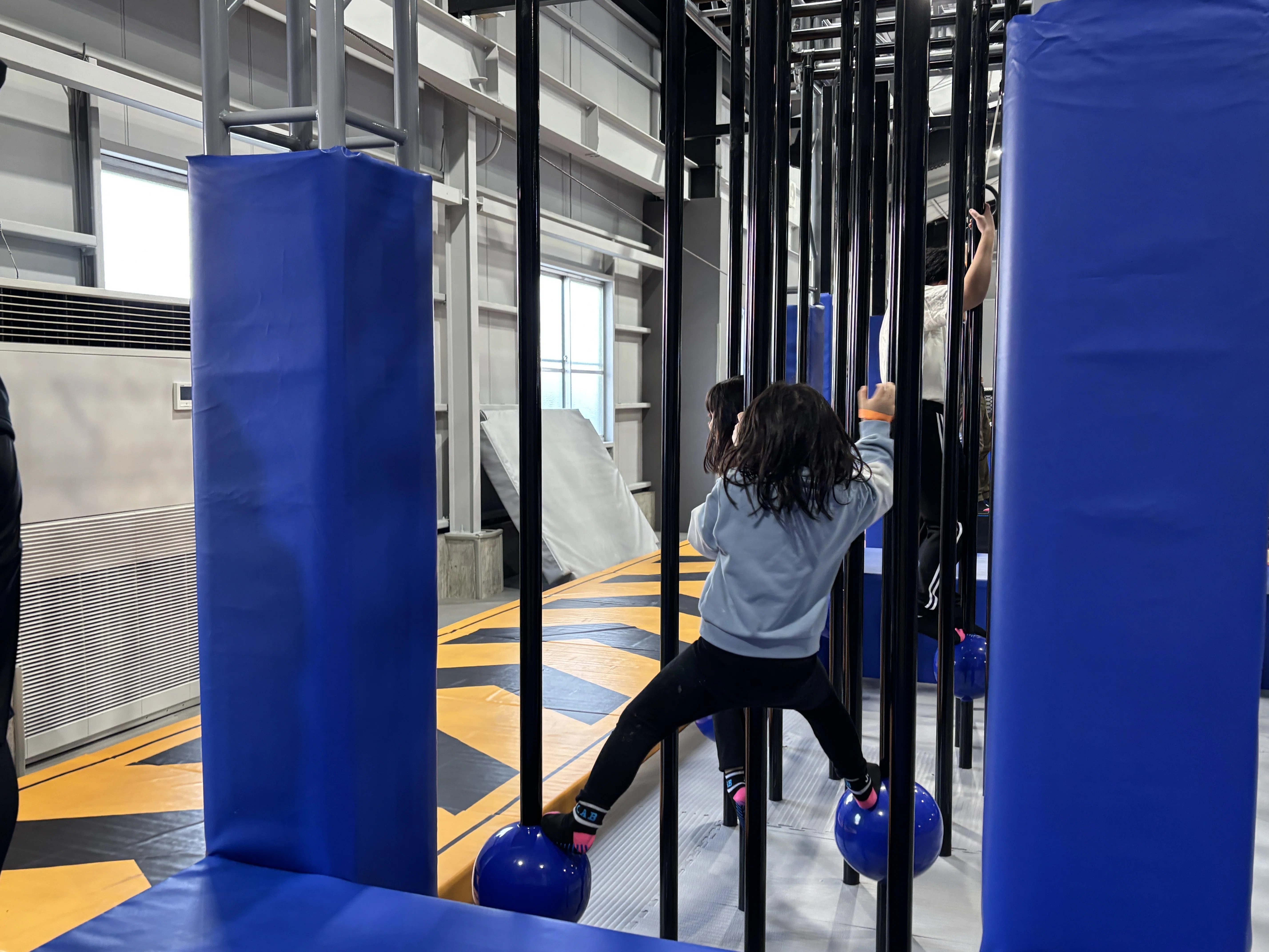 跳んで！登って！アスレチック×トランポリン施設に5歳・7歳の娘たち