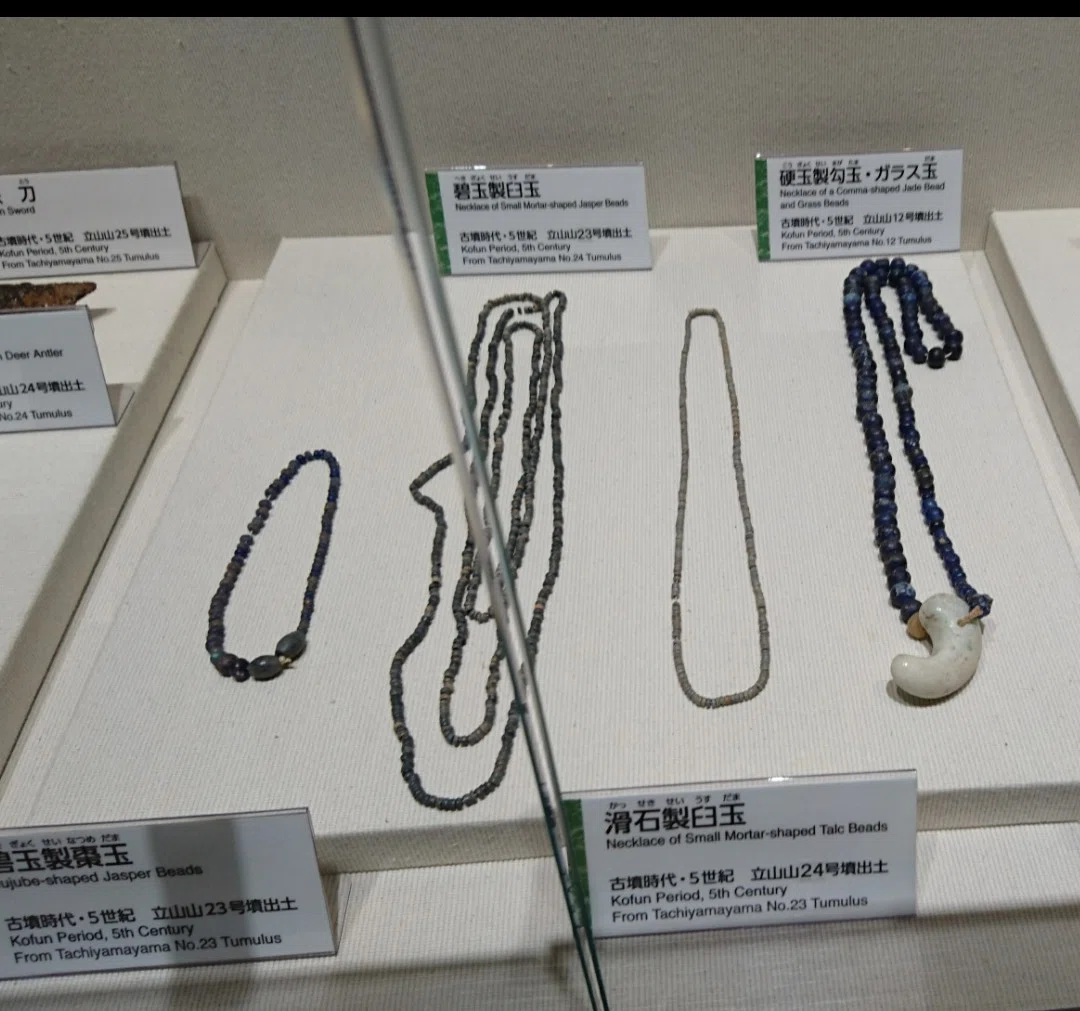古代ロマンの結晶 ― コ字形 瑠璃ガラス製 勾玉（古墳期） 古墳期 勾玉 古代ガラス ネックレス 【公式通販】