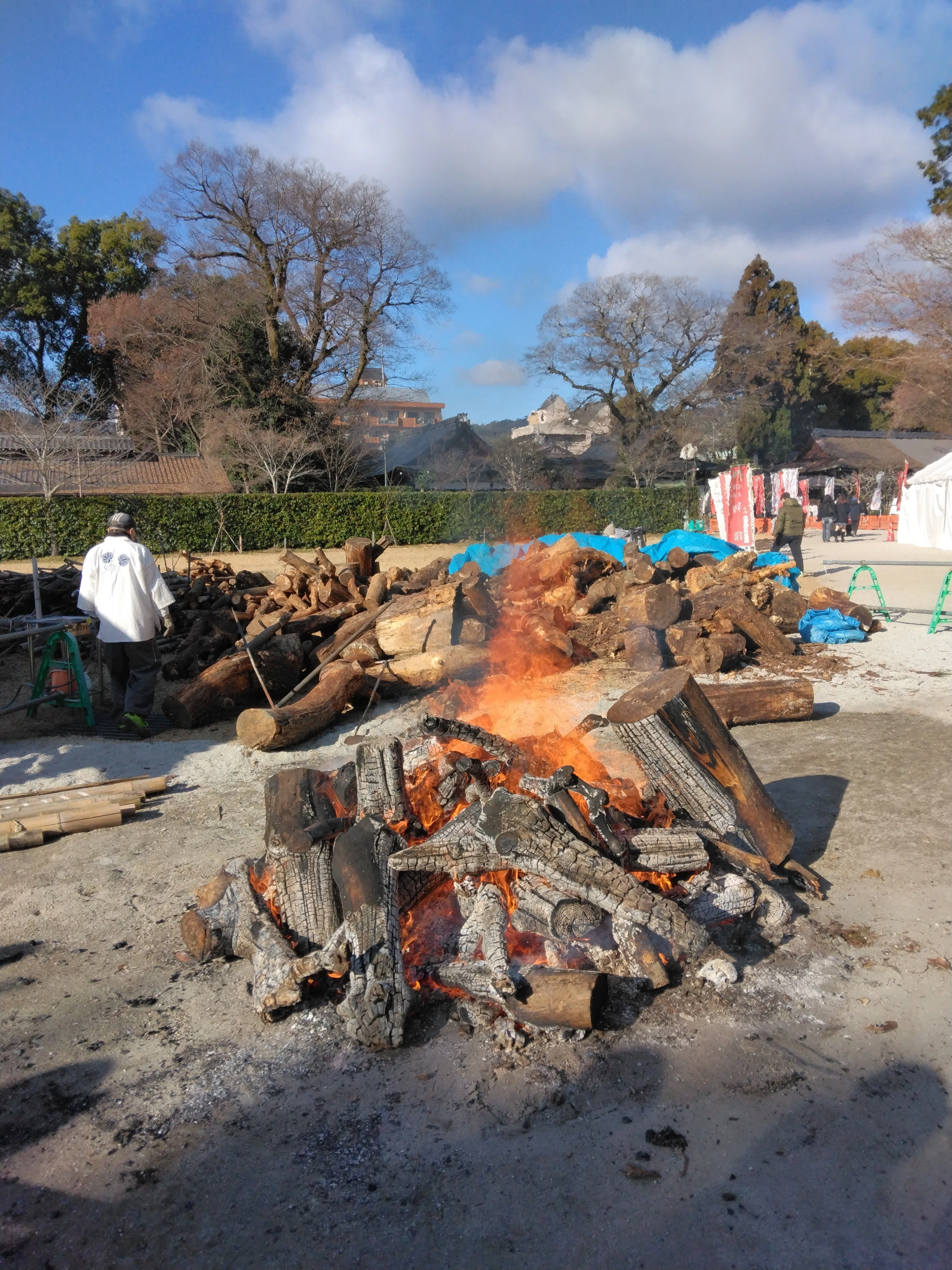 上賀茂神社で 『神馬』と 『ご神酒』と『たき火』｜kamiko
