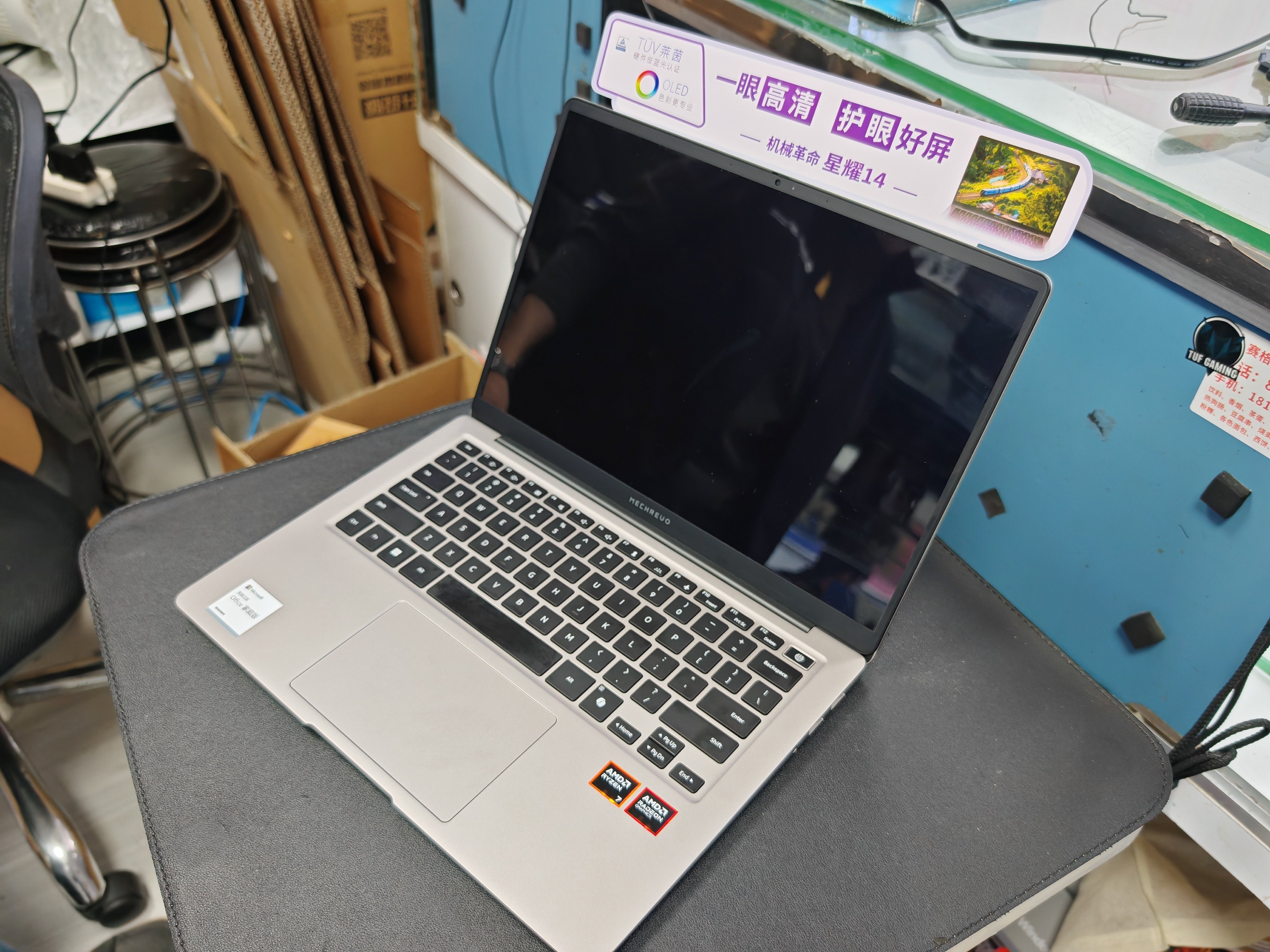 重さ1kg,SSD2台搭載可能で10万円ちょいの高コスパモバイルノート