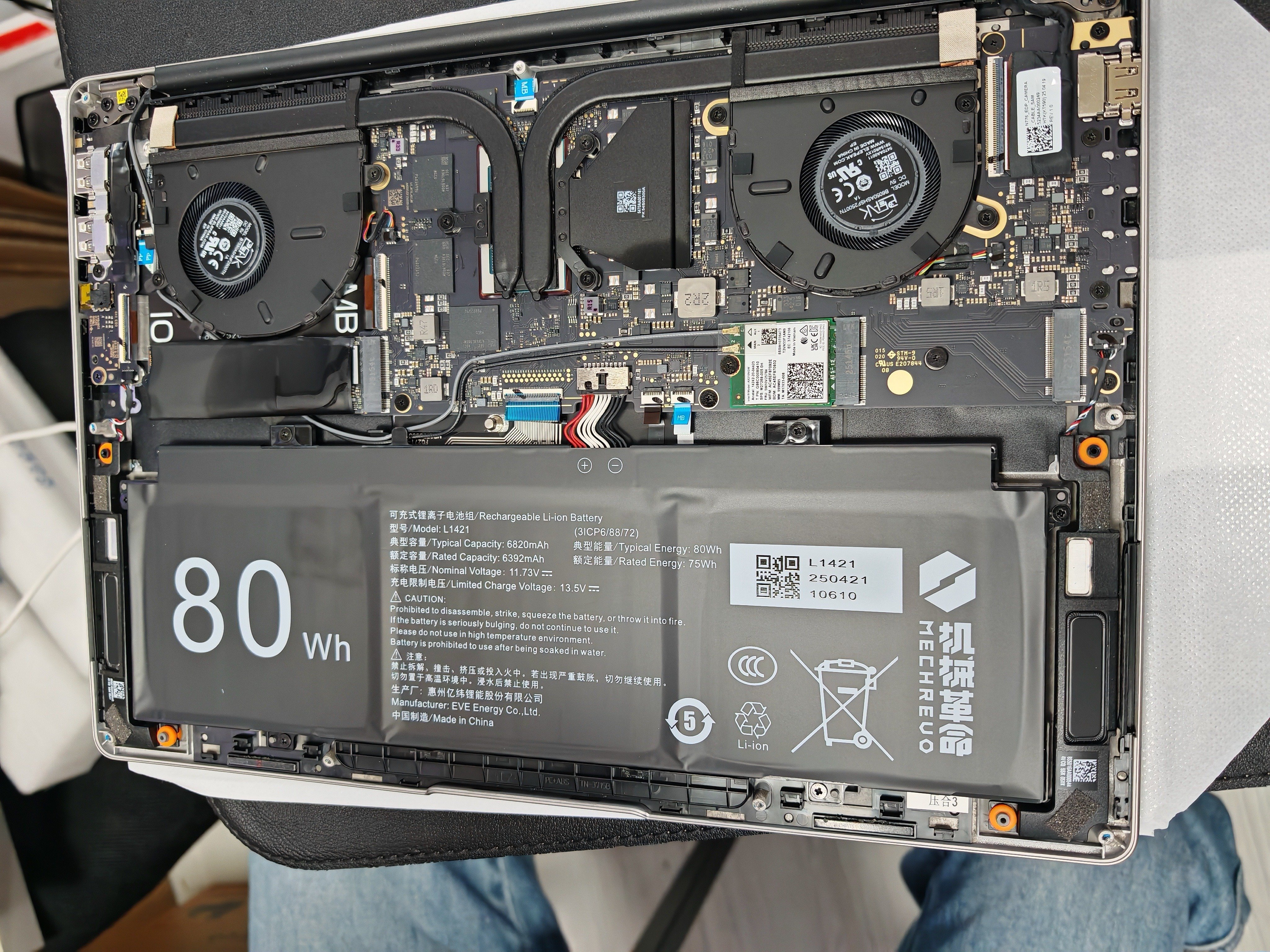 重さ1kg,SSD2台搭載可能で10万円ちょいの高コスパモバイルノート