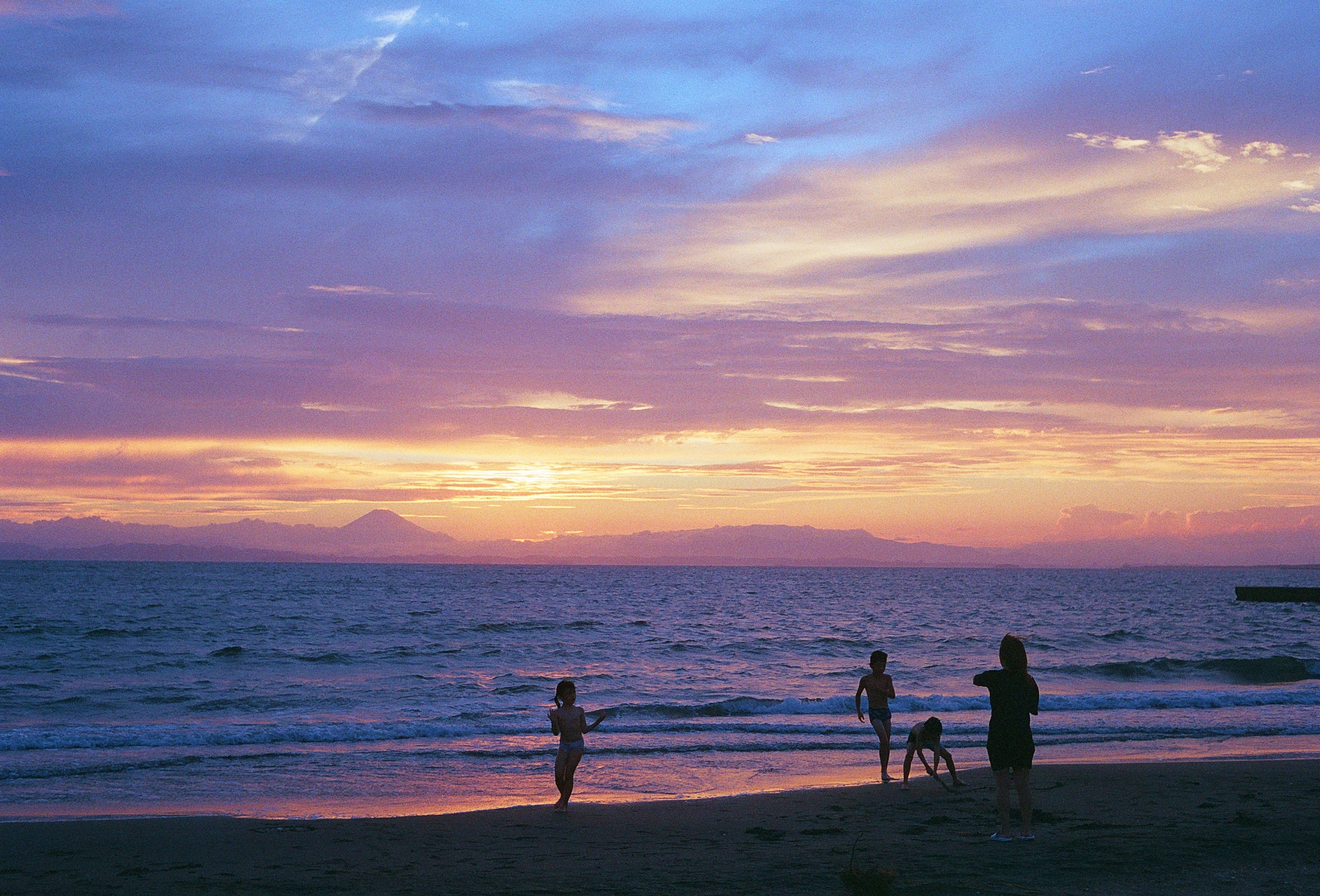 夕暮れは、海が、夜になるまで｜八朔