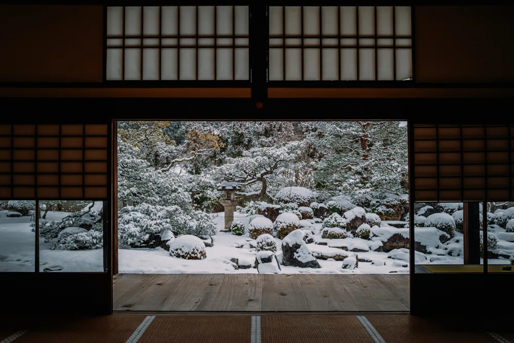 俳諧の祖・松永貞徳が造営した、京都・妙満寺の『雪の庭』。静寂に包まれた美しい冠雪の枯山水庭園。