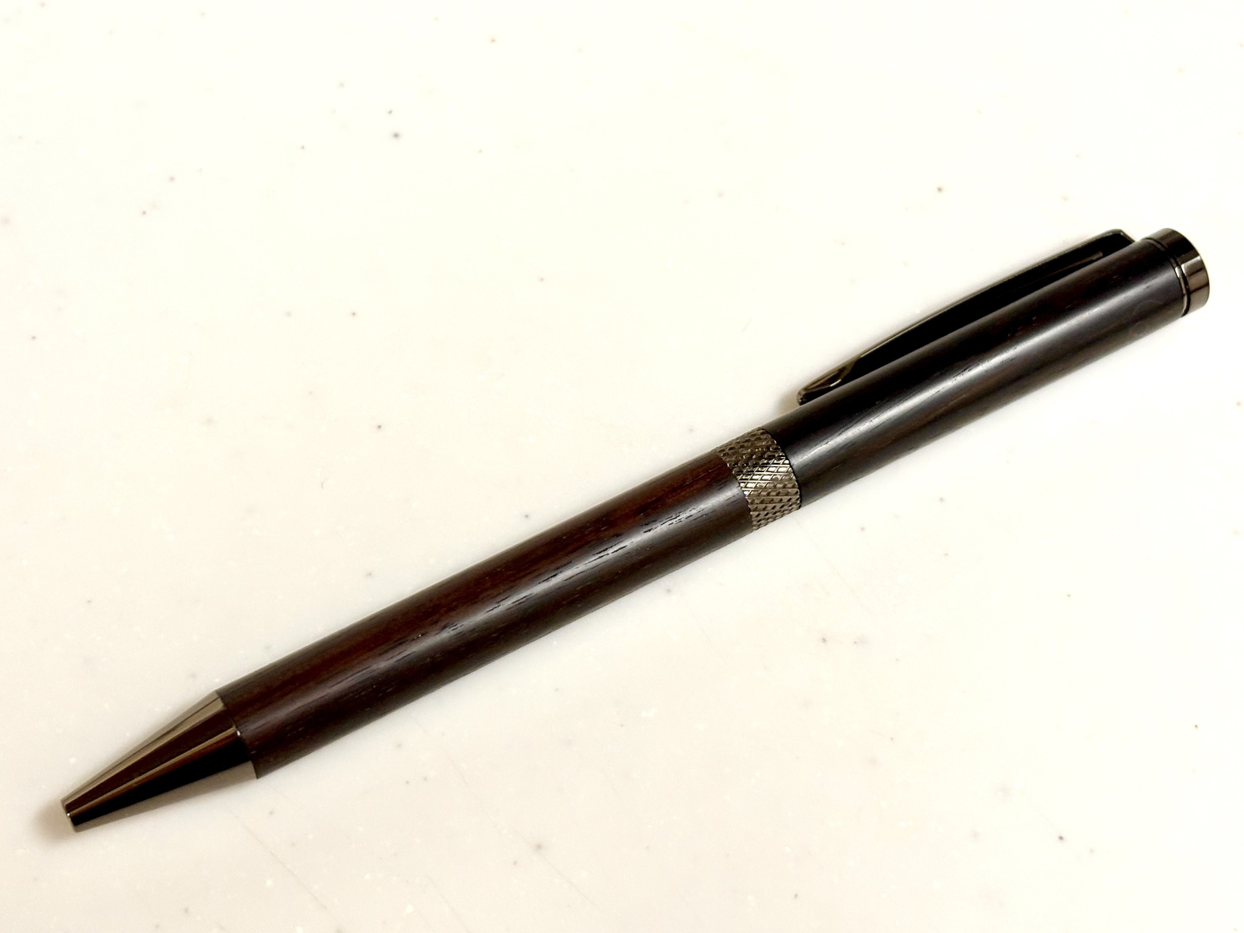 念願】「黒檀×黒金具」の漆黒ペン。集中力MAXで削り出した、こだわりの