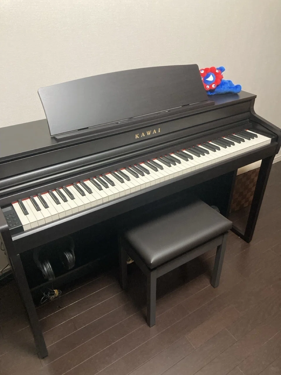 カワイの電子ピアノです。娘が幼稚園でピアノを習った時購入して2年間週一、ニ使ってました（８年前）こちらまで取りに来られる方でお願いいたします。 ピアノを習い始めて2週間で（お小遣いをはたいて）KAWAIの電子ピアノを