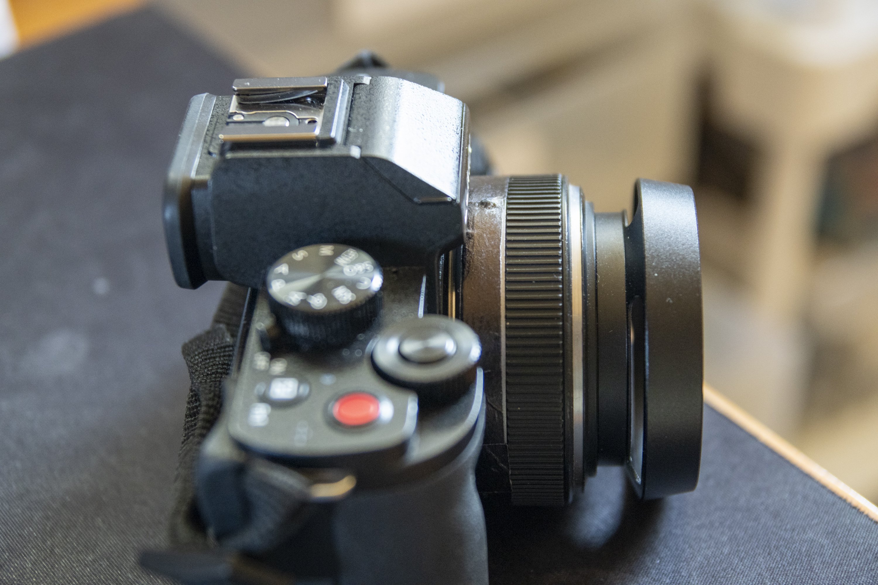 旧型のLUMIX G 20mm/F1.7のグレー部分が嫌で黒く塗った話｜オノレ フォト