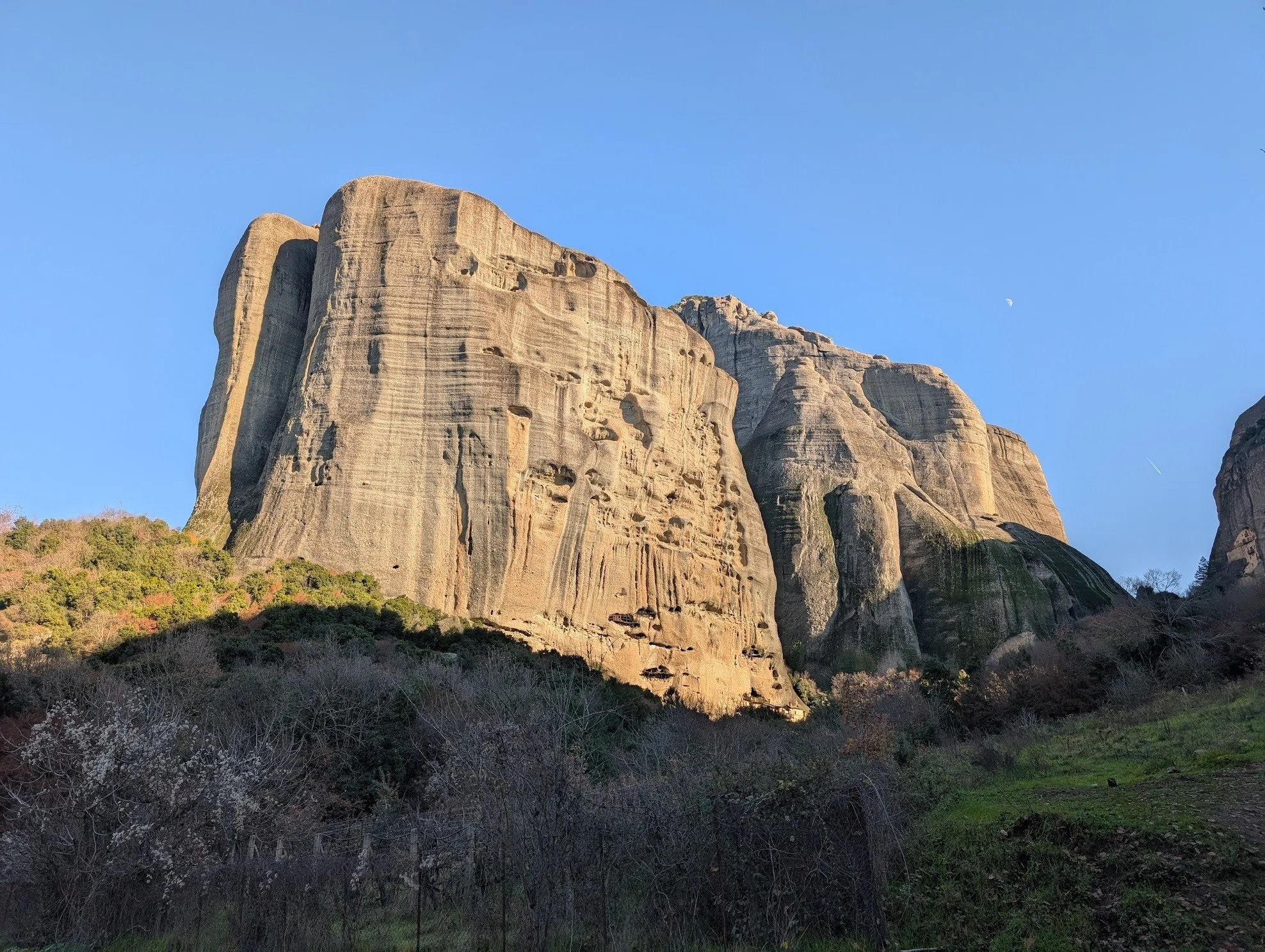 メテオラ 聖なる岩山とその歴史 ギリシャのメテオラにある歴史的な聖なる修道院は、ヴァルラームと、14