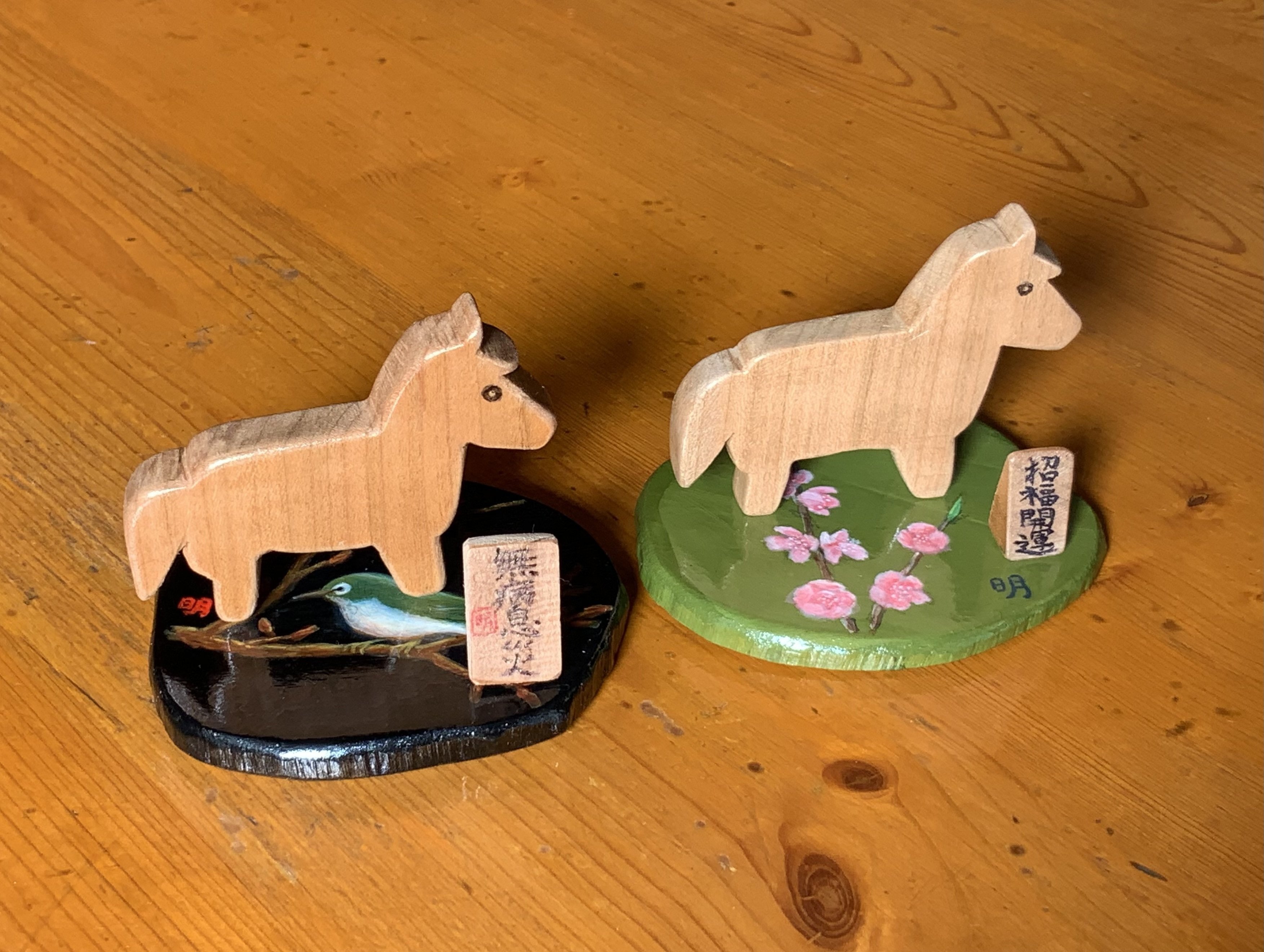 手作り木工・令和8年度干支【馬】好物の人参試食してます。 手作り木工