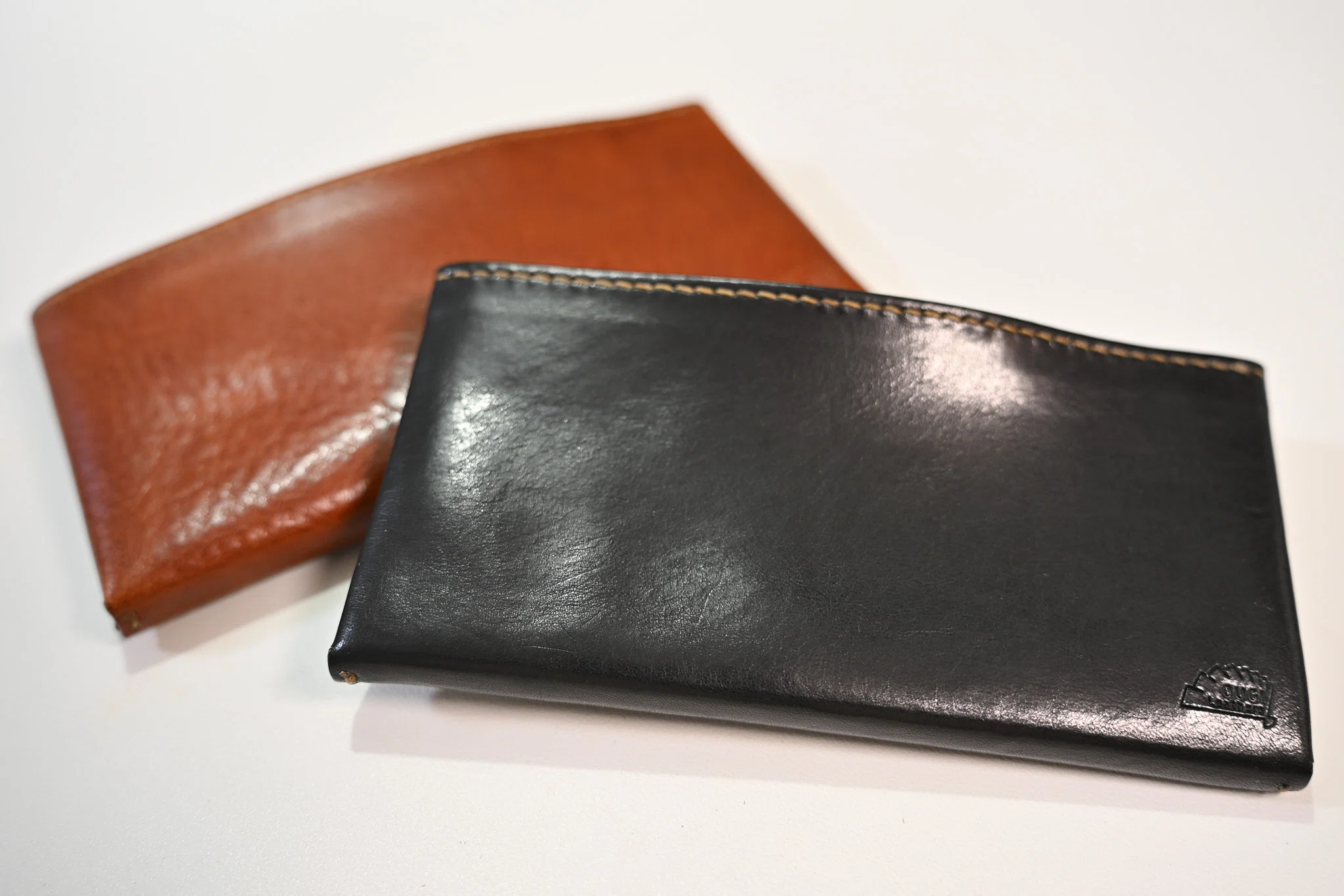 レビュー品】革の風合いと独自のL字ギミックが楽しい。OUGI Leathersの