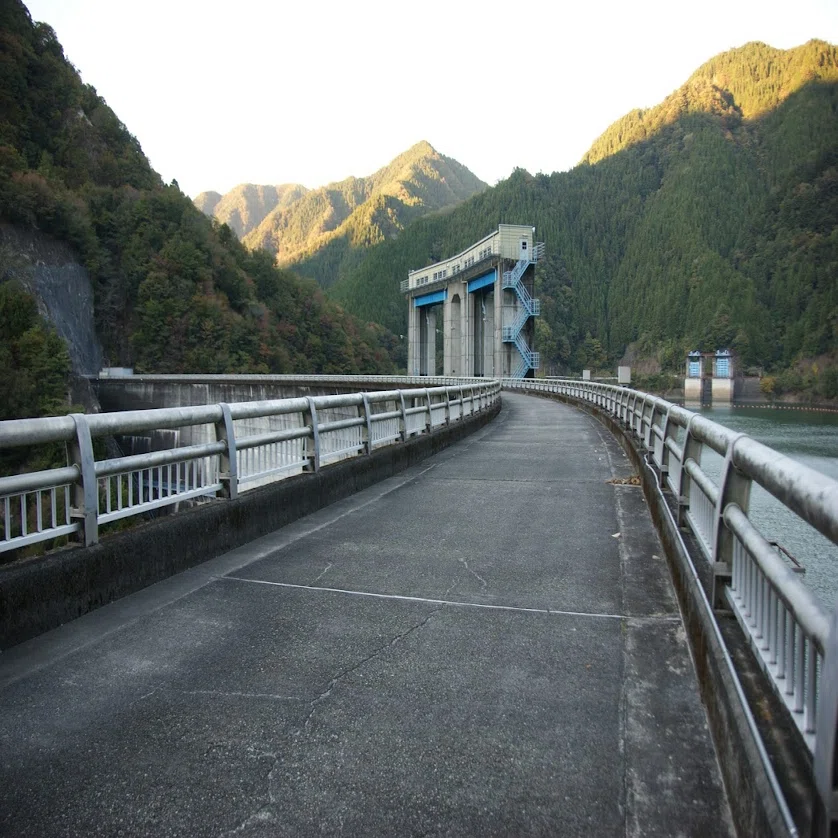 新豊根ダム（愛知県）｜一日一堰｜町田 奈桜