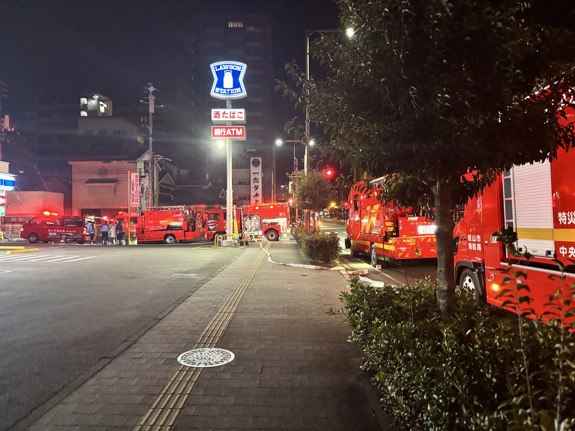 近所のコンビニに消防車がいっぱい｜＃ヒキダシ