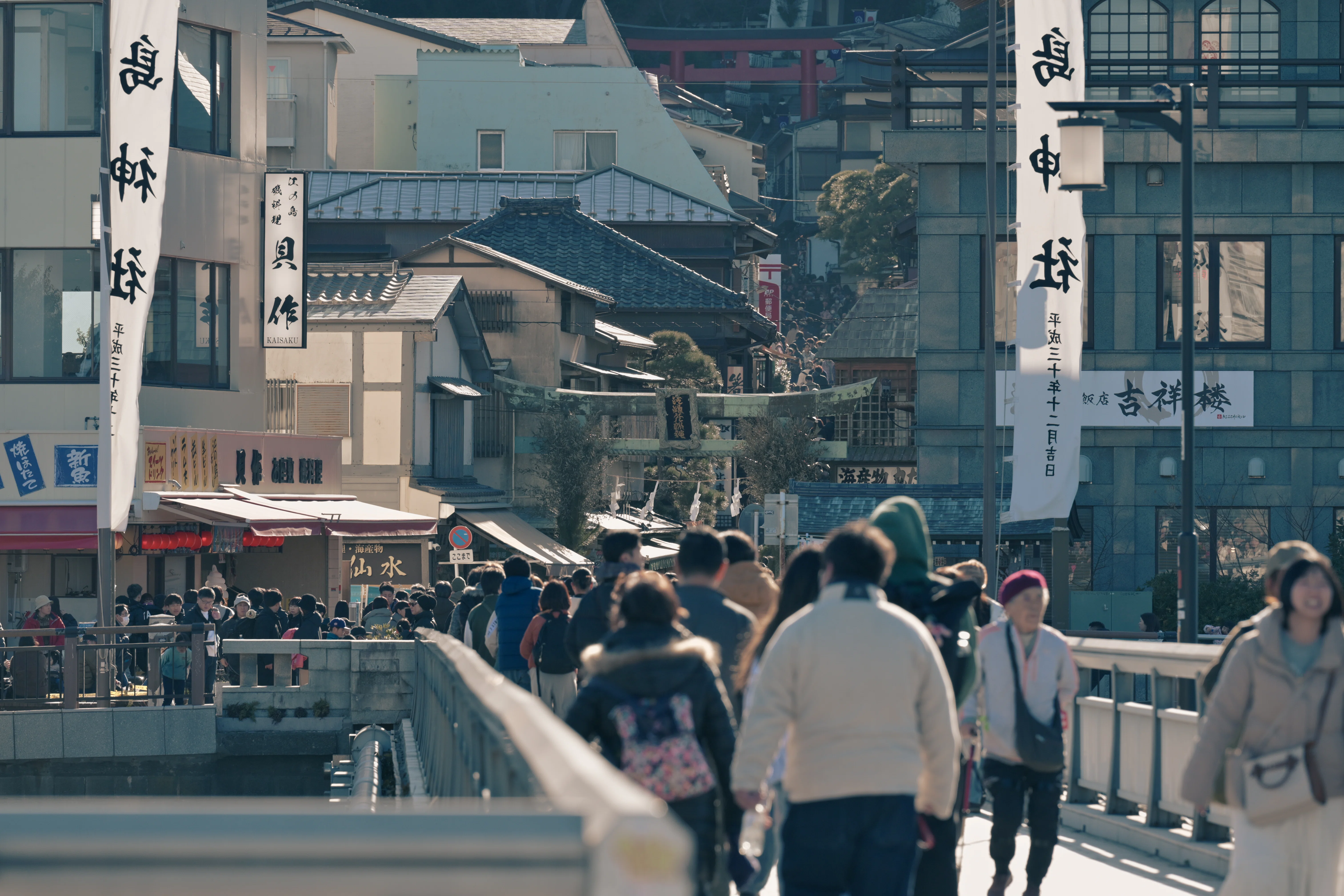 23 REDカラーで遊ぶ江の島スナップ｜NIKKOR Z 70-200mm f/2.8 VR S