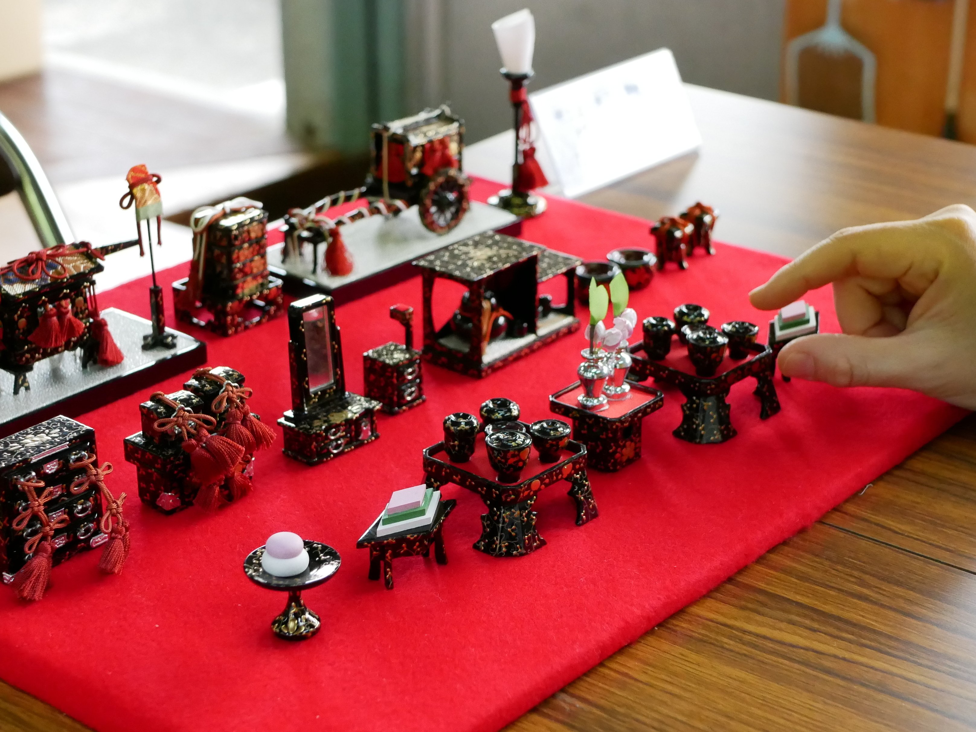 お雛様の飾り方」お雛様をきれいに見せる基本型⑧ 雛道具のこと