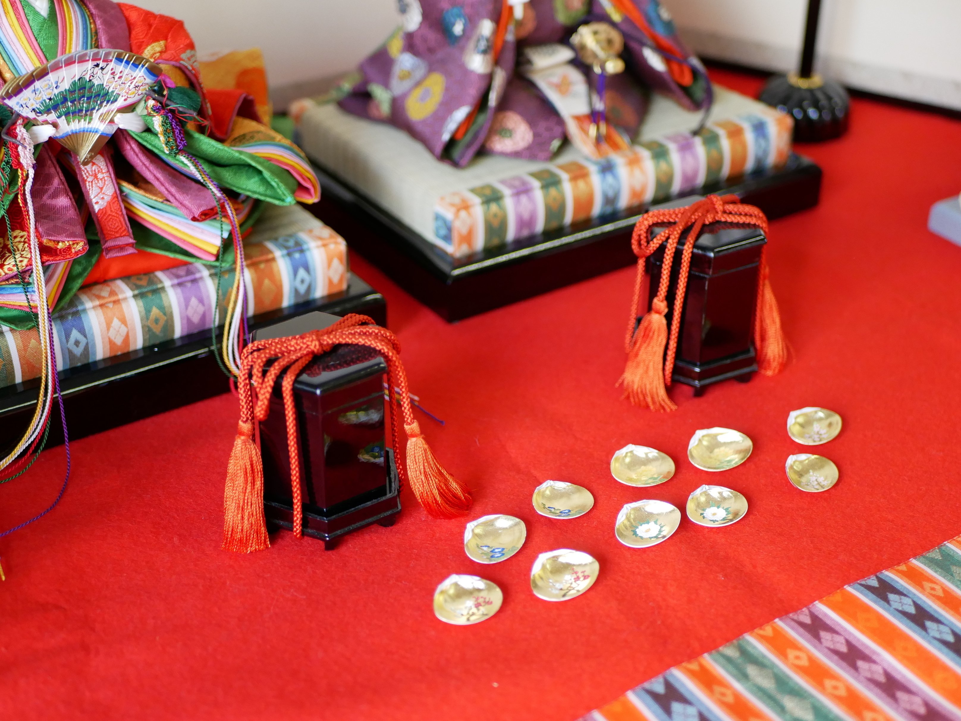 お雛様の飾り方」お雛様をきれいに見せる基本型⑧ 雛道具のこと