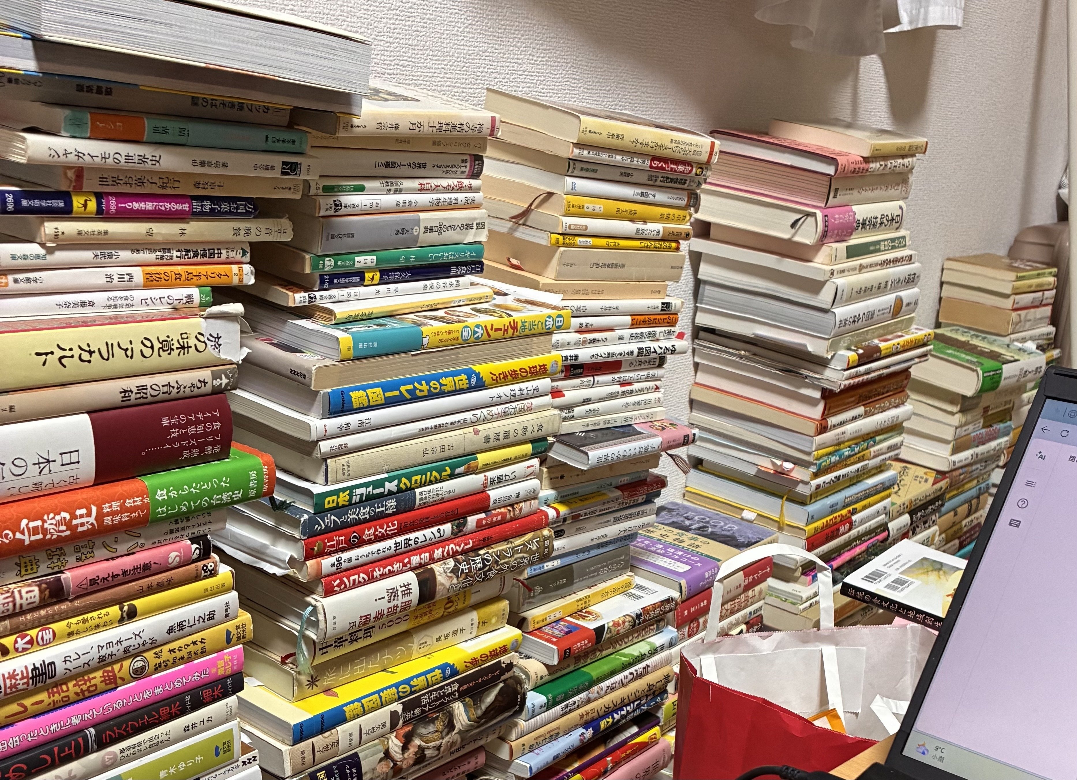 右を向いても左を向いても本だらけの書斎に、ただいま。｜のてりあす