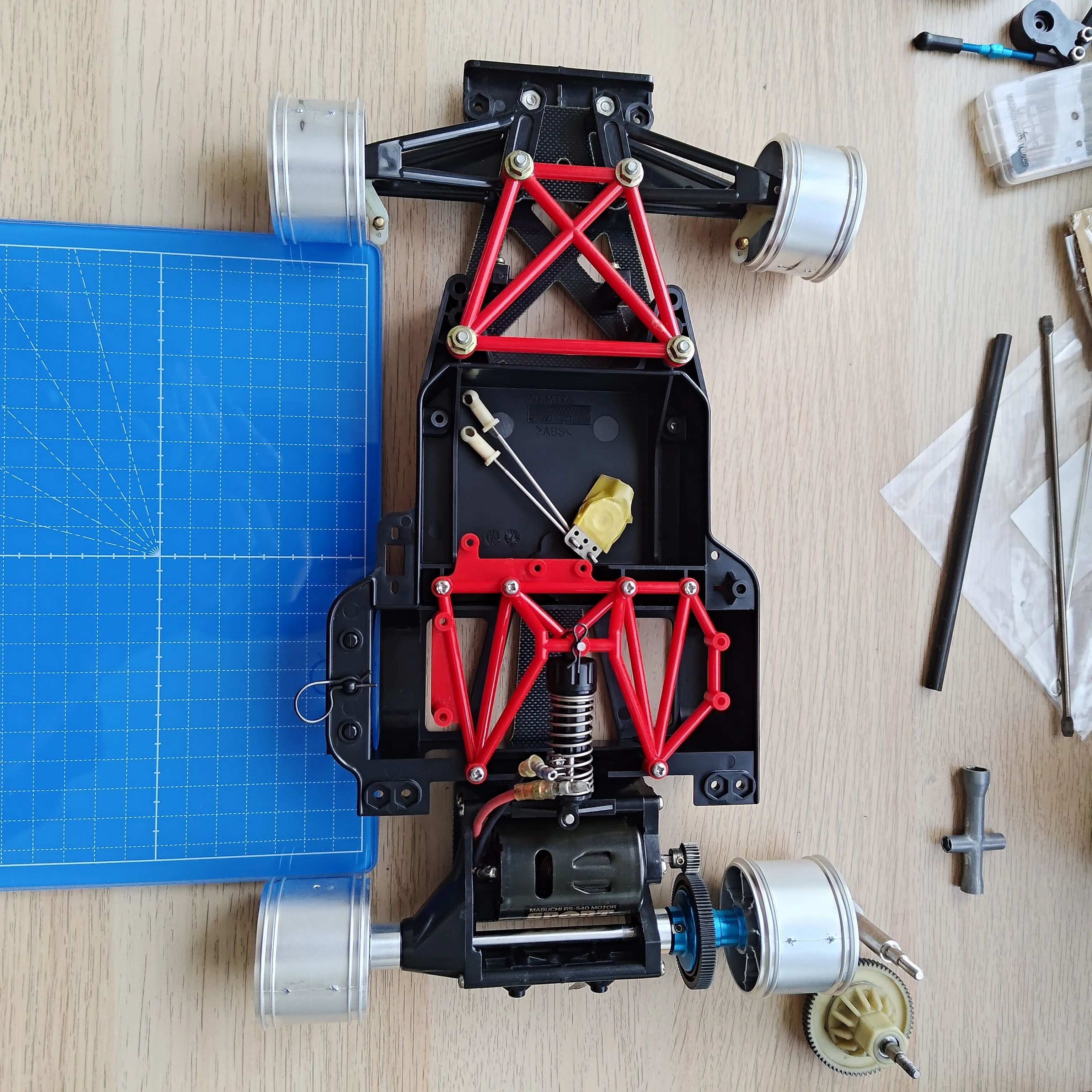 タミヤ　Cカーシャーシ　200mm幅F104ゴムタイヤ仕様 CカーシャーシにF104のラバータイヤを200mm幅で履かせる｜Noah