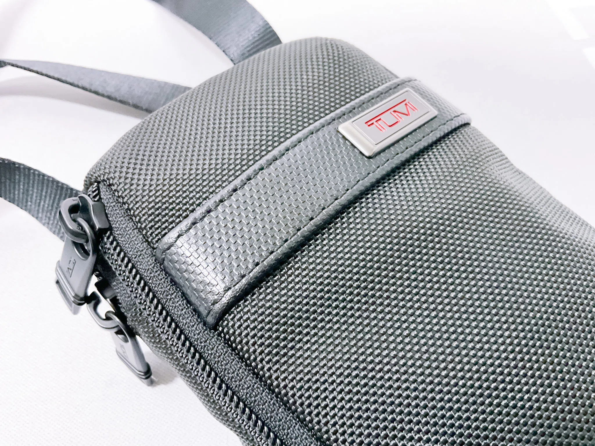 未使用級 トゥミ スモール トップ ジップ クロスボディ バッグ レッド/グレー TUMI】「スモール・クロスボディ・ポーチ」を3ヶ月使用した感想
