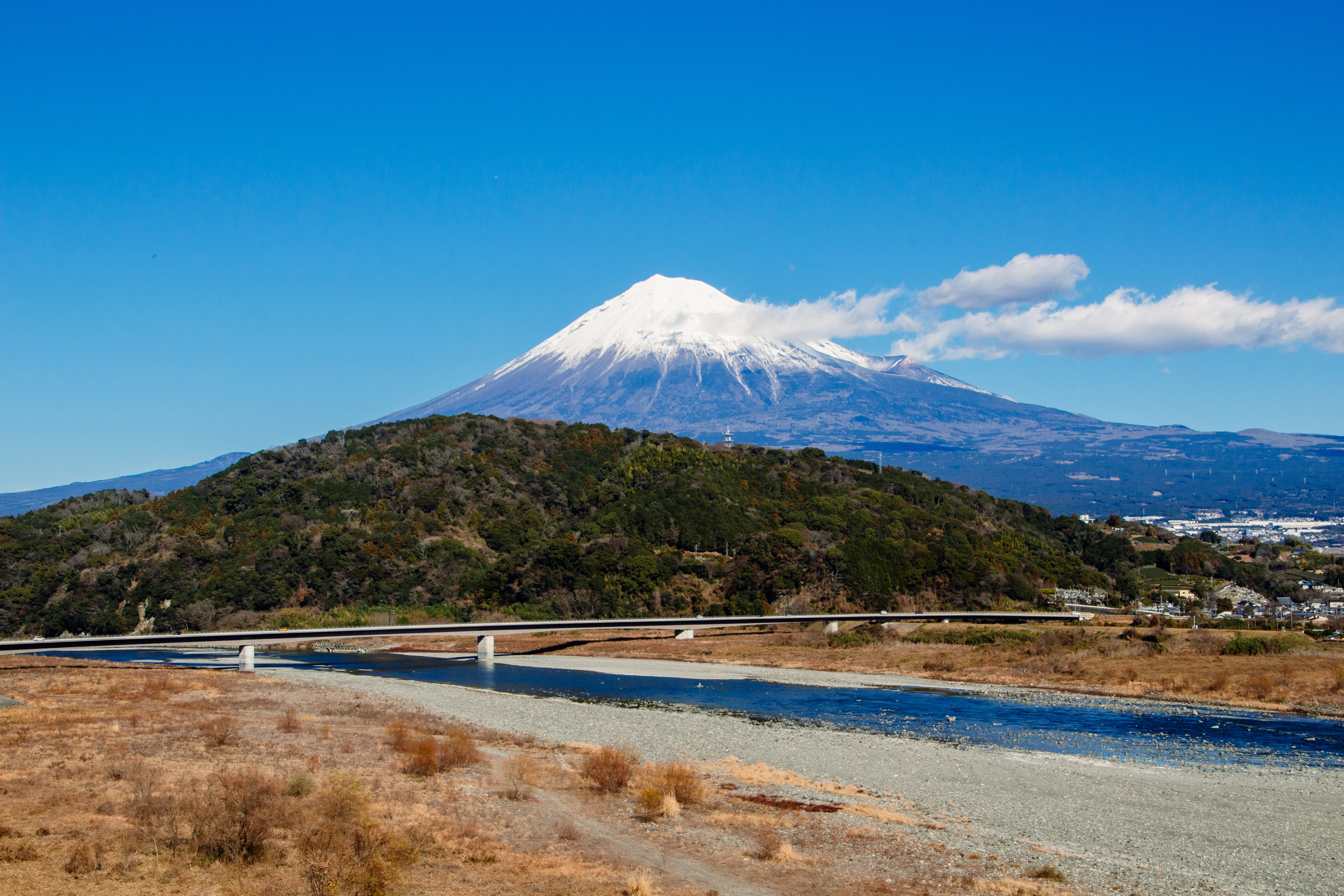 カメラと一緒にお出かけ！絶景の富士山が望めるスポット「富士川