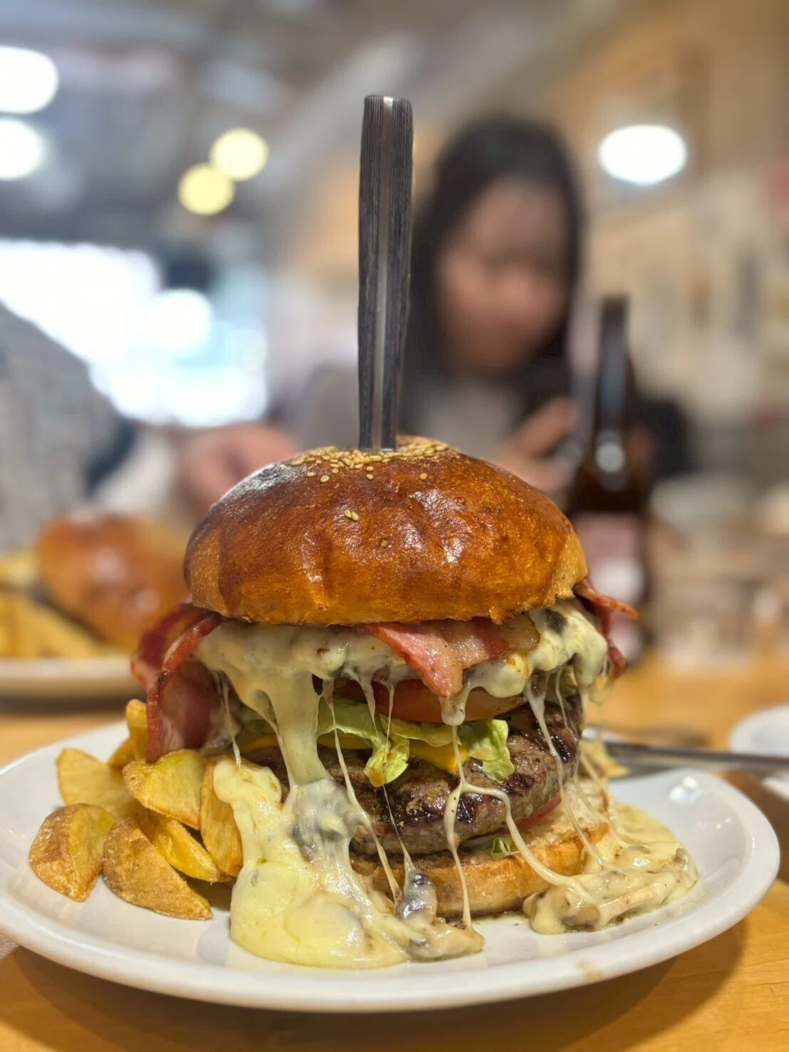 ハンバーガーショップ確認用 ハンバーガー、ナイフとフォークで食べる｜鹿島 東川