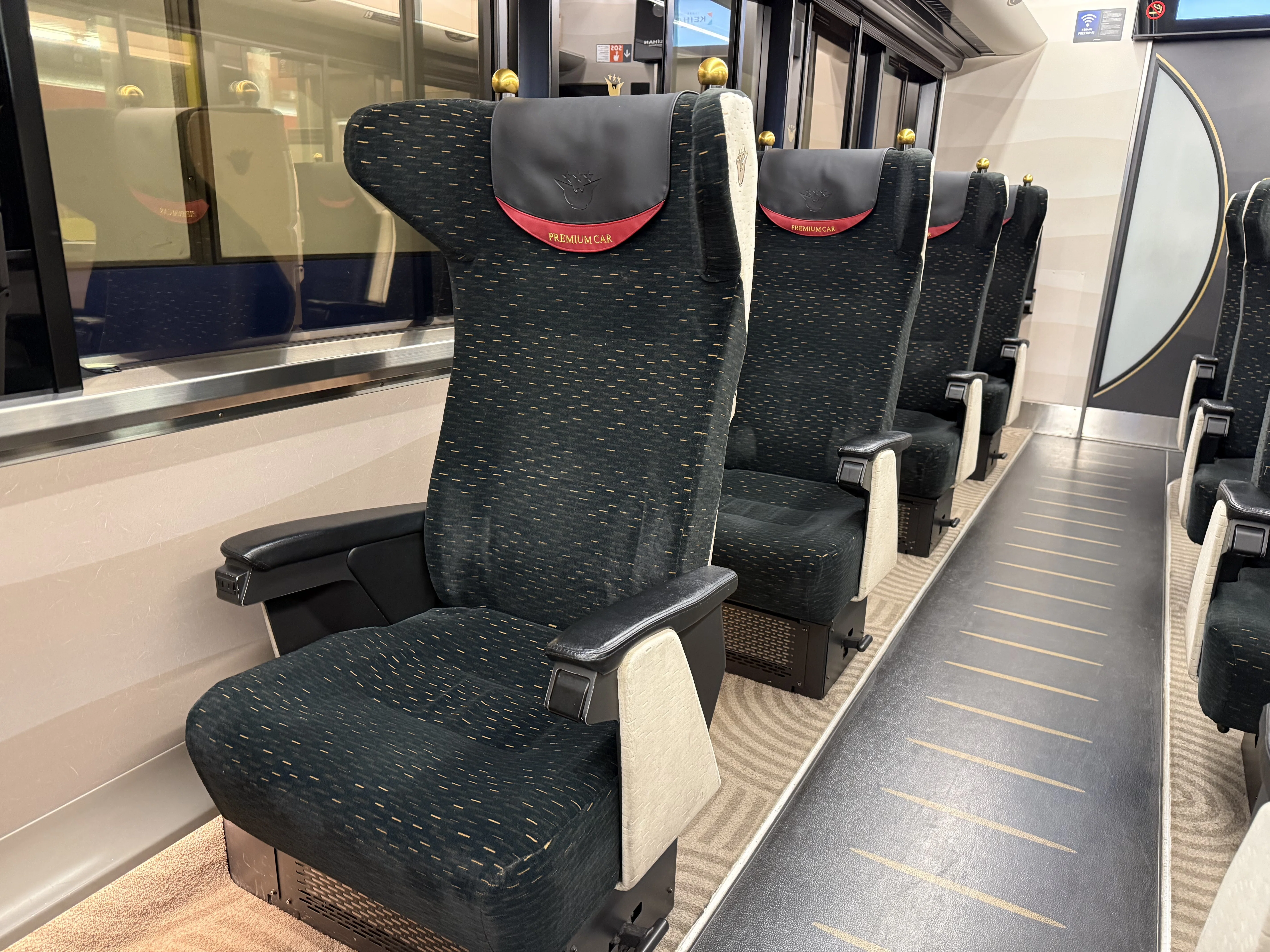 京阪電車 8000系 Premium car｜Lai
