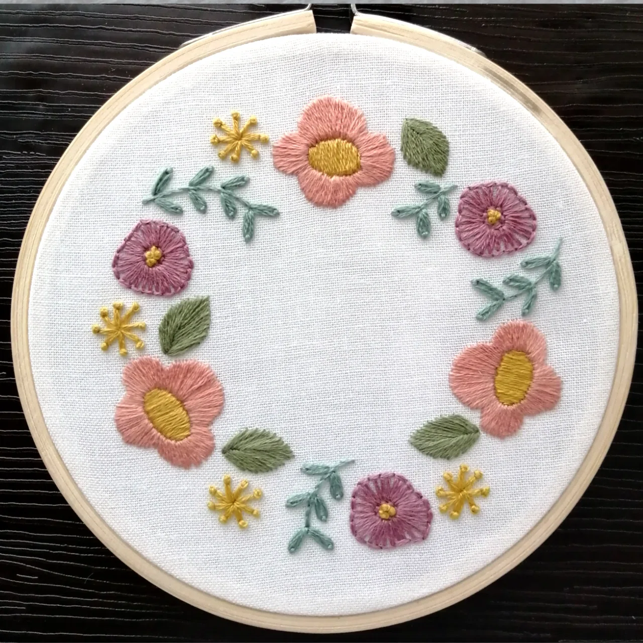 200円ダウンロード】スモーキーカラーのボタニカルの図案｜刺繍布小物