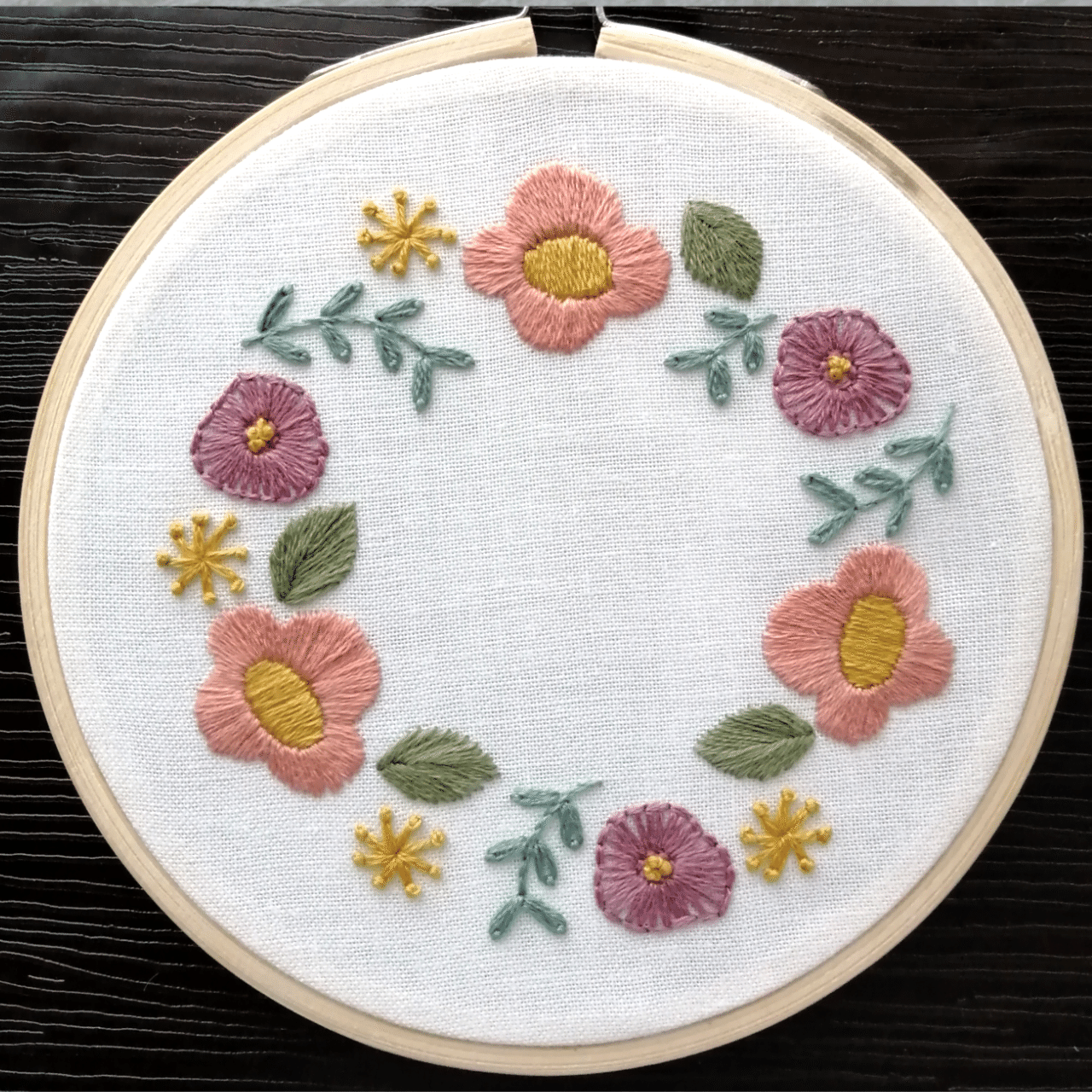 200円ダウンロード】スモーキーカラーのボタニカルの図案｜刺繍布小物