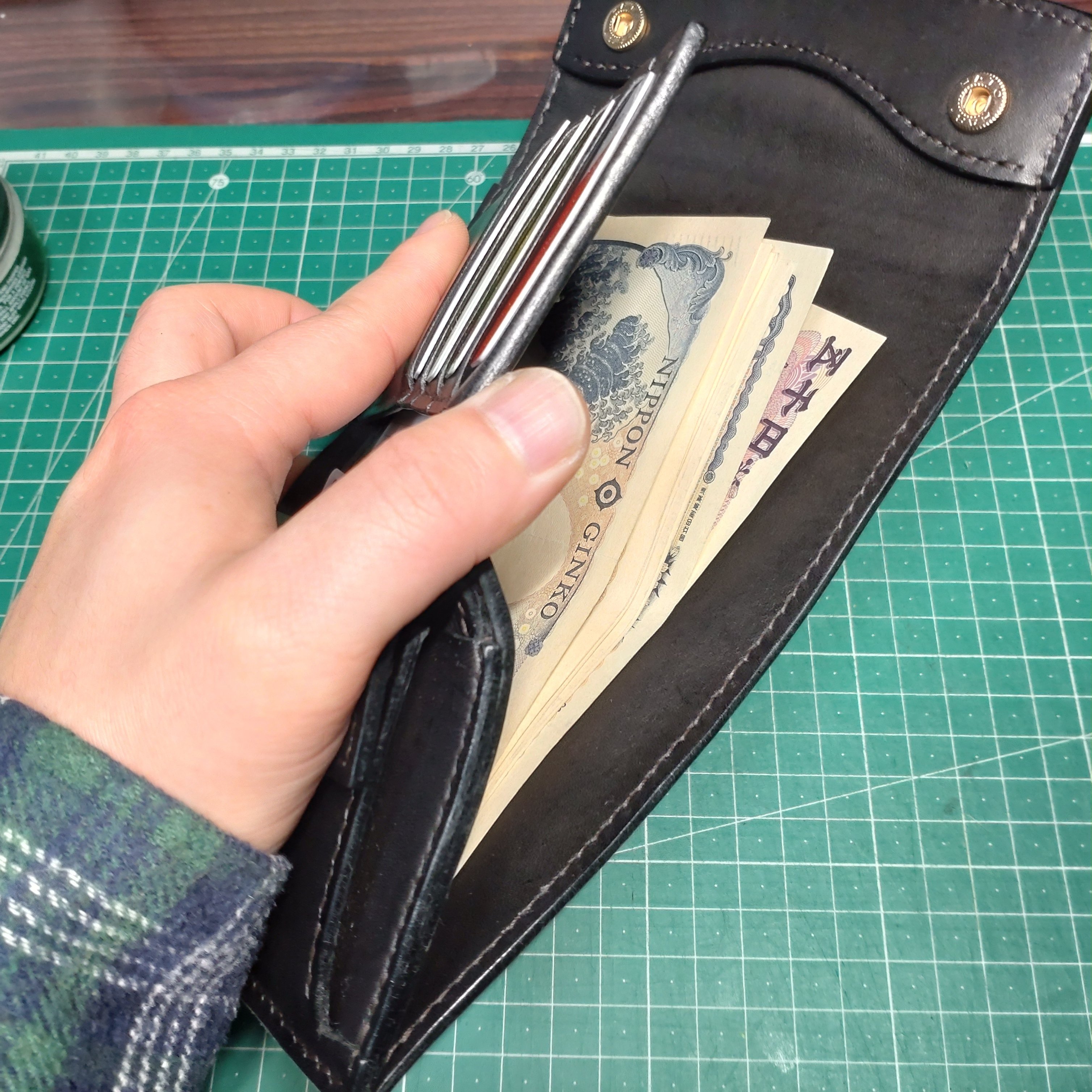 本革 二つ折り 財布 ヌメ革 牛革 コンパクトウォレット ゲンコウ ゲンコウの財布の新作の試作が終わりました！｜ゲンコウ 革小物作家