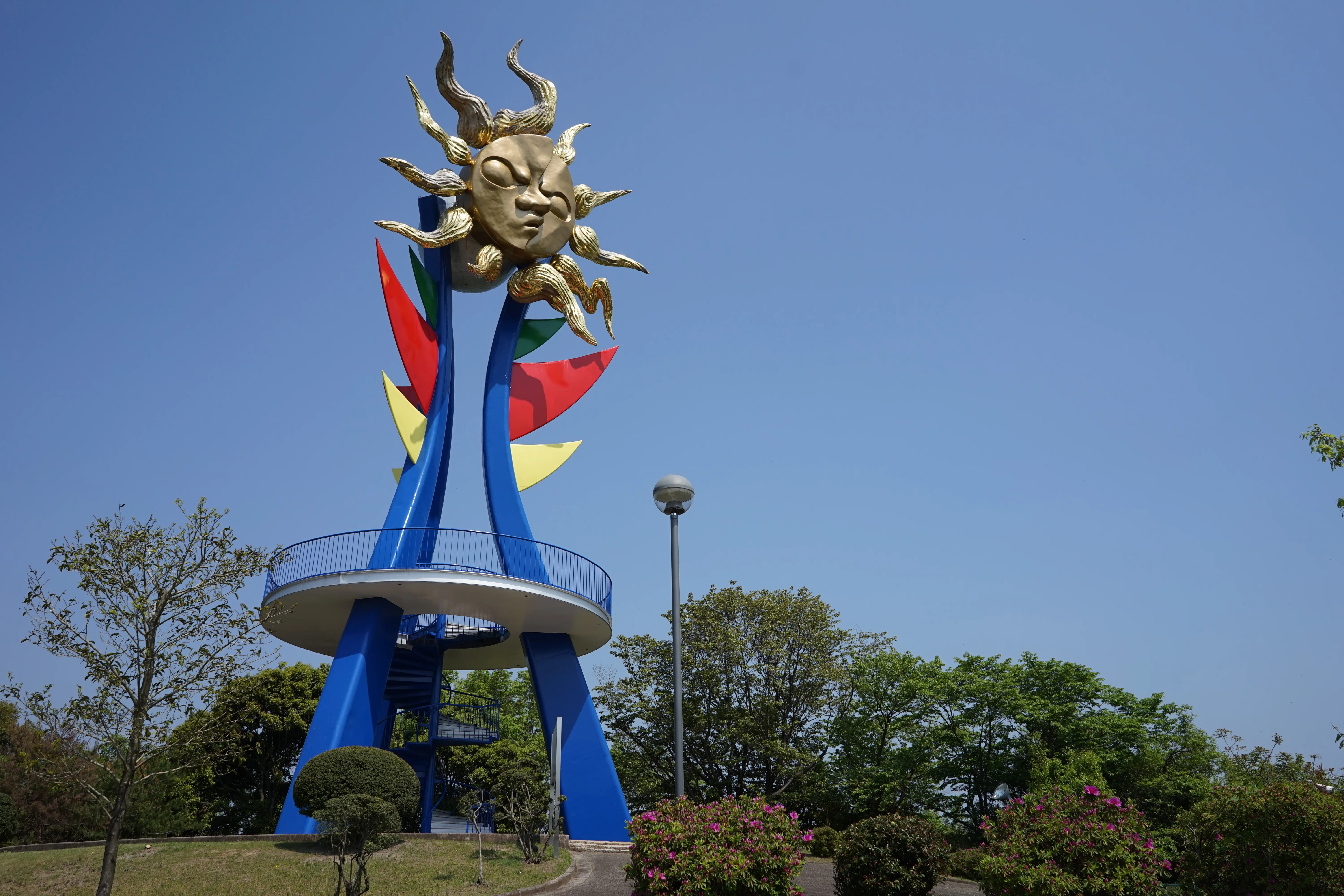 太陽の塔の原点へ ── 岡本太郎の巨大彫刻と新レンズ（愛知・犬山