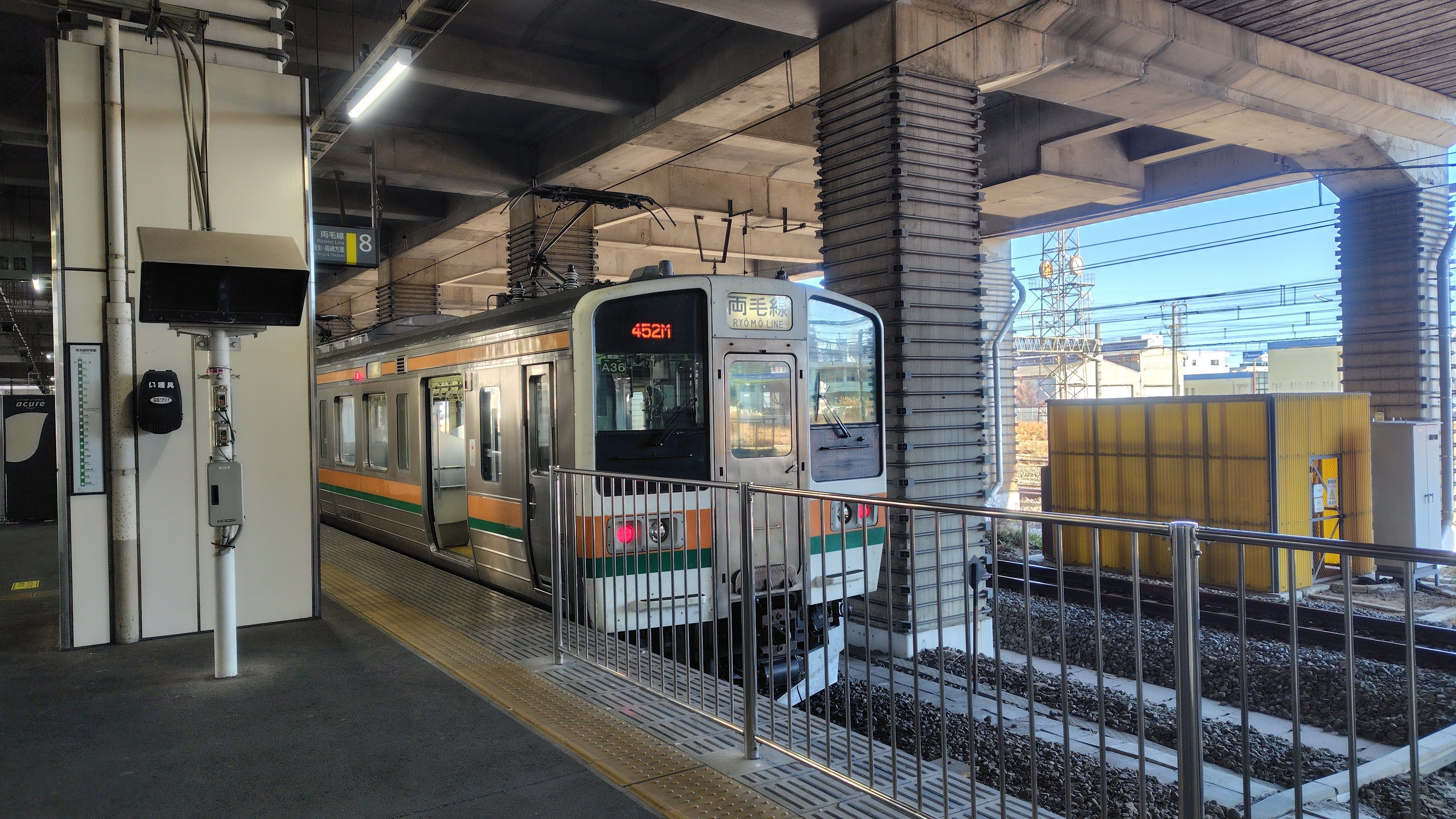 JR東日本高崎地区で1編成で3路線こなす211系で両毛線の郊外の車窓を