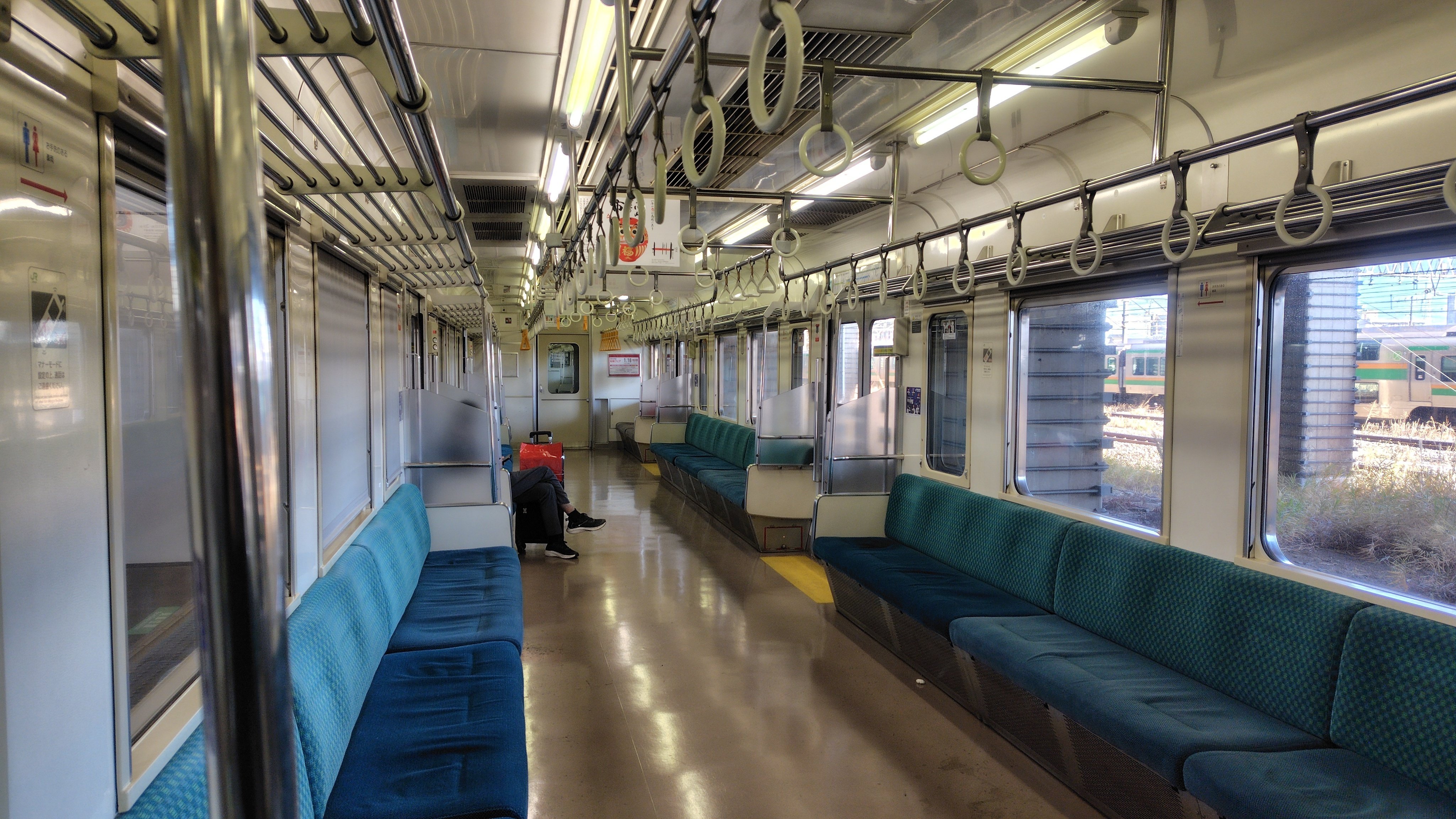 JR東日本高崎地区で1編成で3路線こなす211系で両毛線の郊外の車窓を