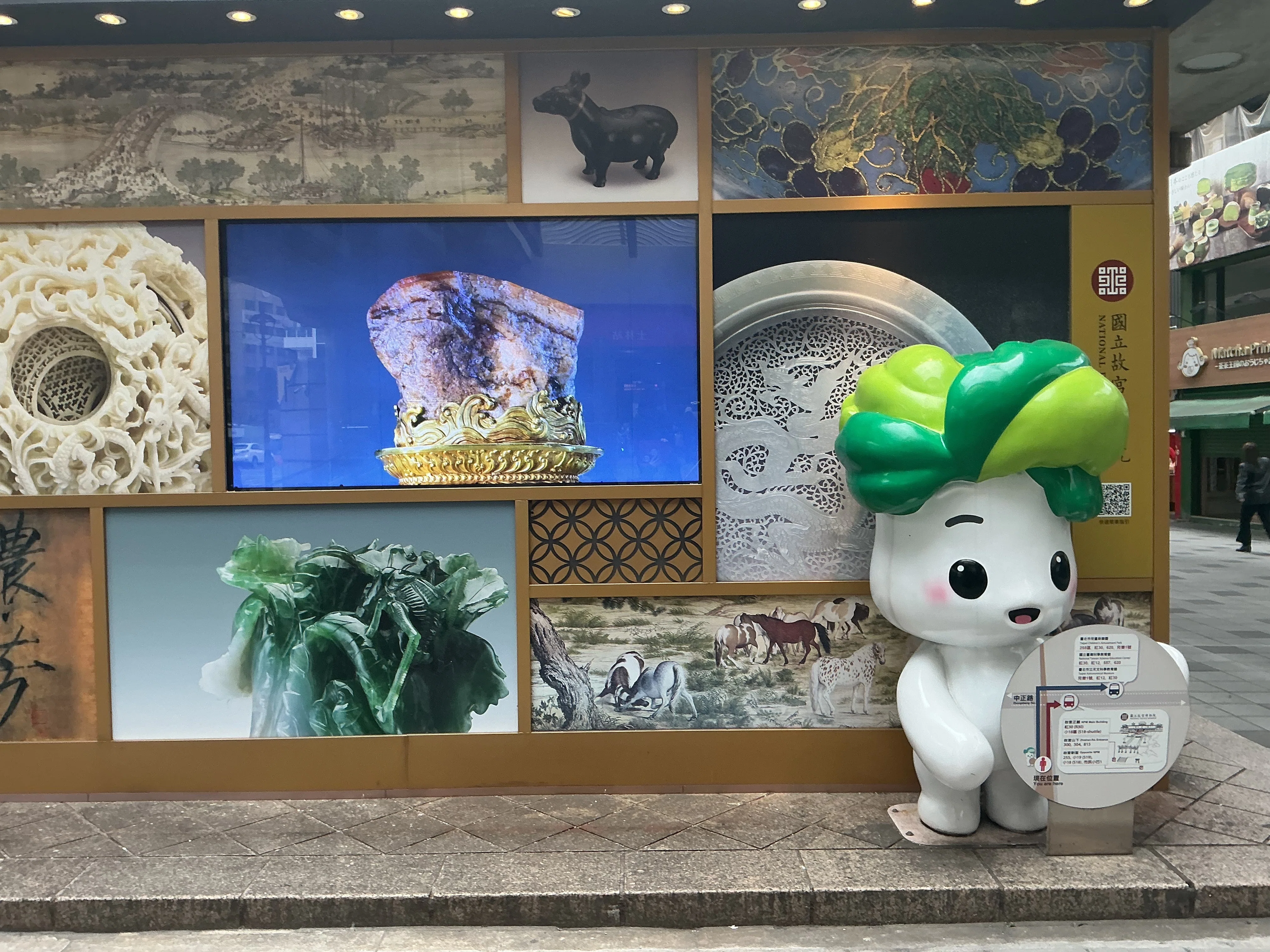 希少 台湾 国立故宮博物院 仿明成化 斗彩葡萄盃 箱・証明書付き 希少 台湾 国立故宮博物院 仿明成化 斗彩葡萄盃 箱・証明書付き 希少