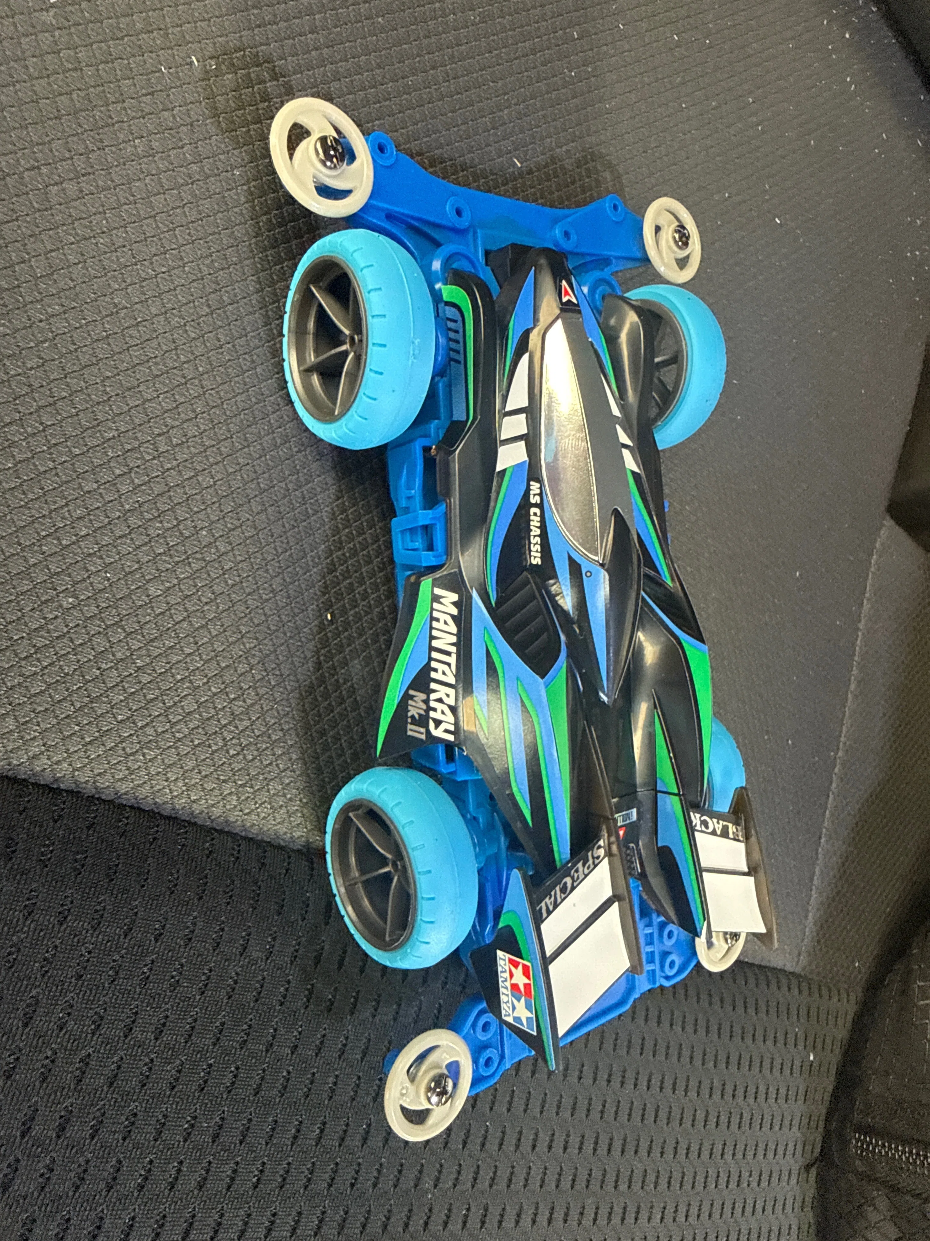 最近、ミニ四駆を作ってレースに出ようと思ってたんだけど、B-MAX