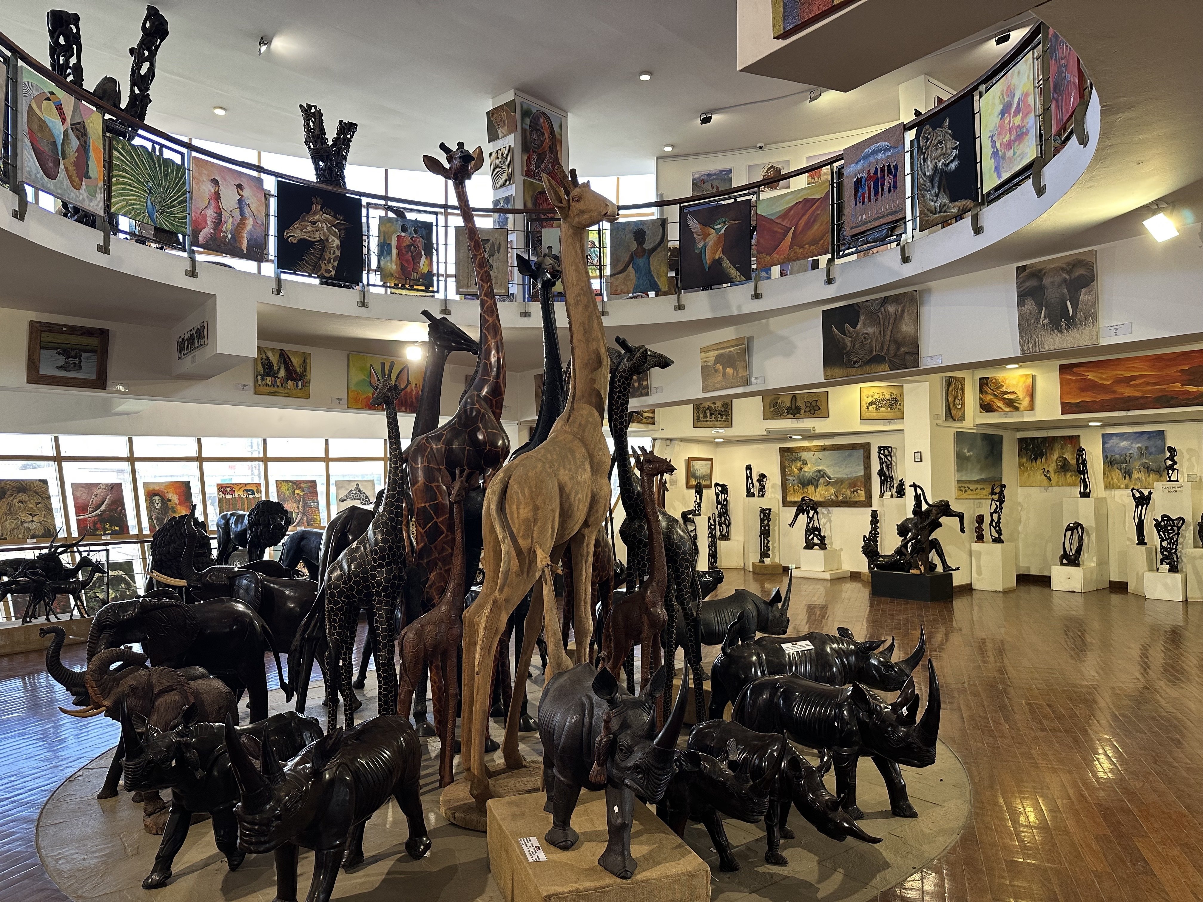 我々がマサイ族を見つめる時、マサイ族もまたこちらを見つめているのだ