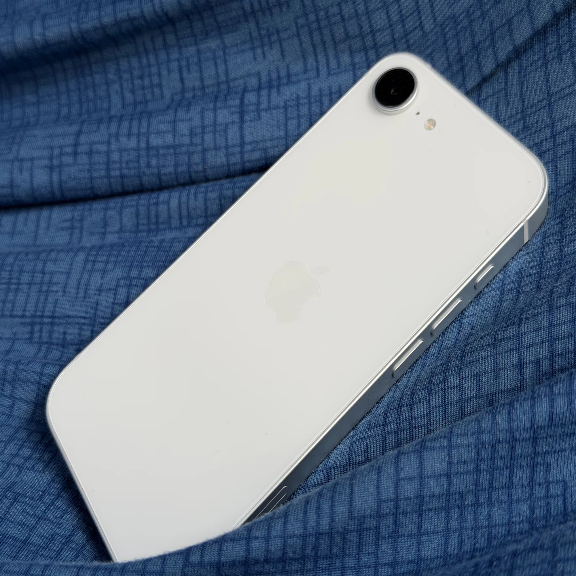 購入】 2025 Apple iPhone 16e 128GB ? 〜 基本性能を抑えた堅実さに 