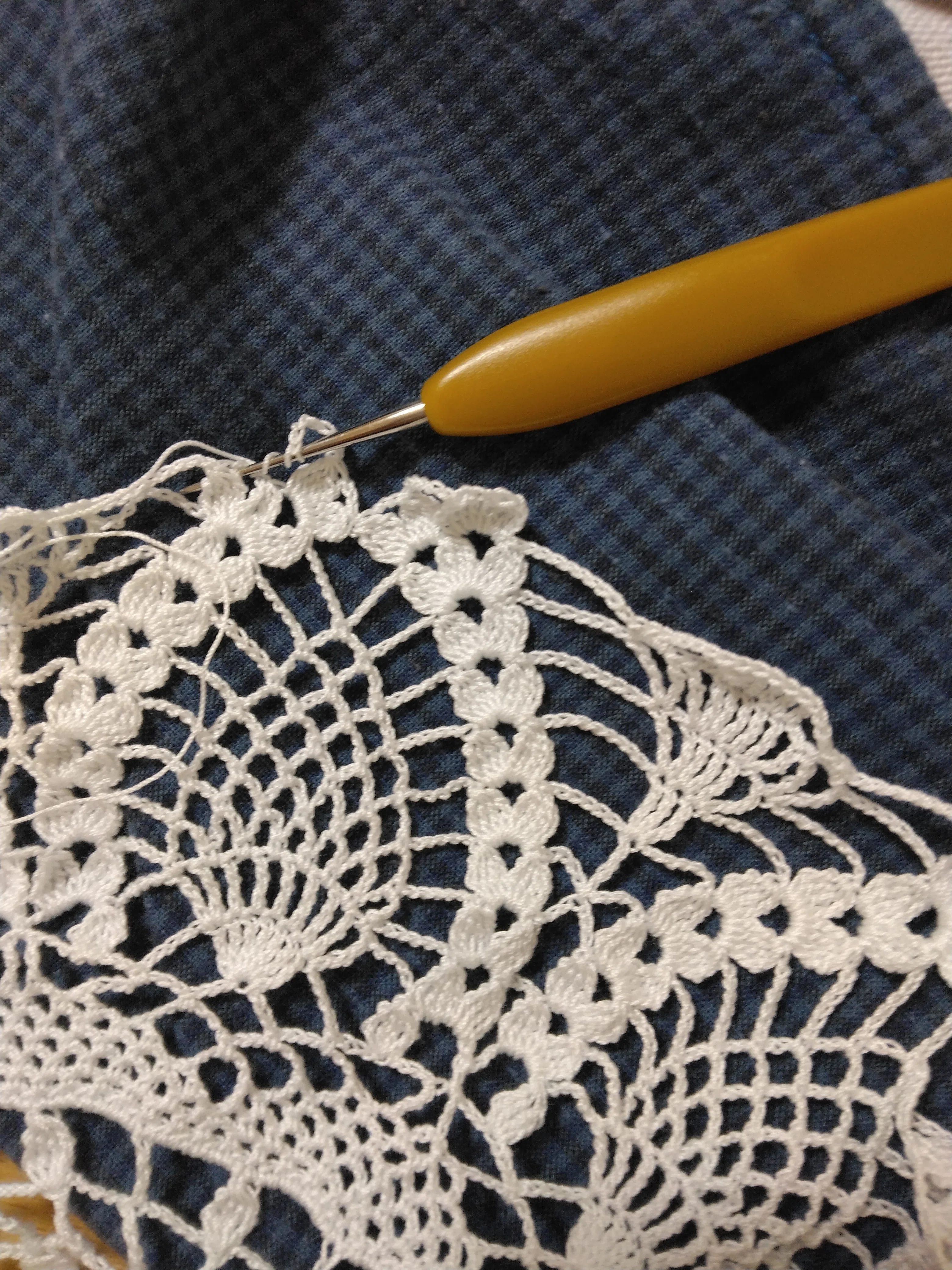 白糸手刺繍　クロッシェレース繋ぎ　フリークロス 帰省のお供はやっぱりクロッシェレース。｜owarimao