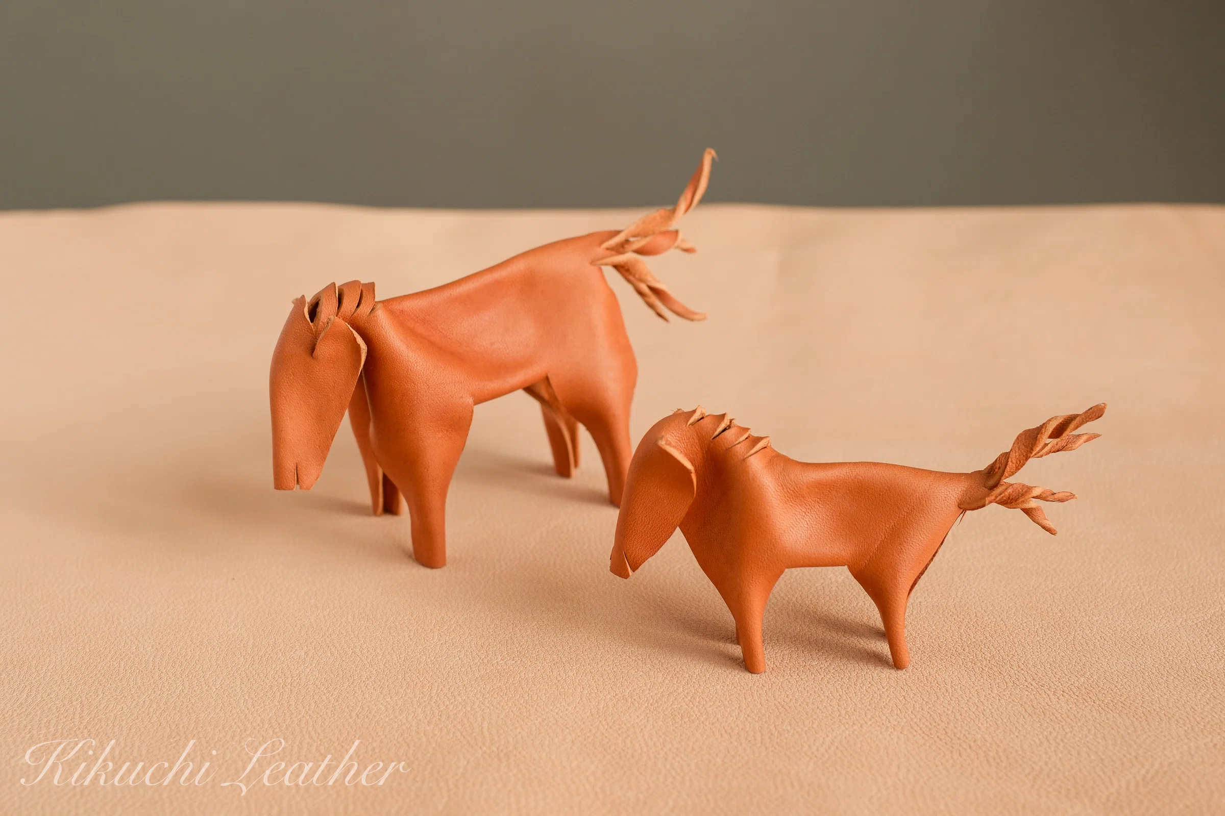 佇む親馬と小馬｜革工芸のオブジェ｜KIKUCHI LEATHER