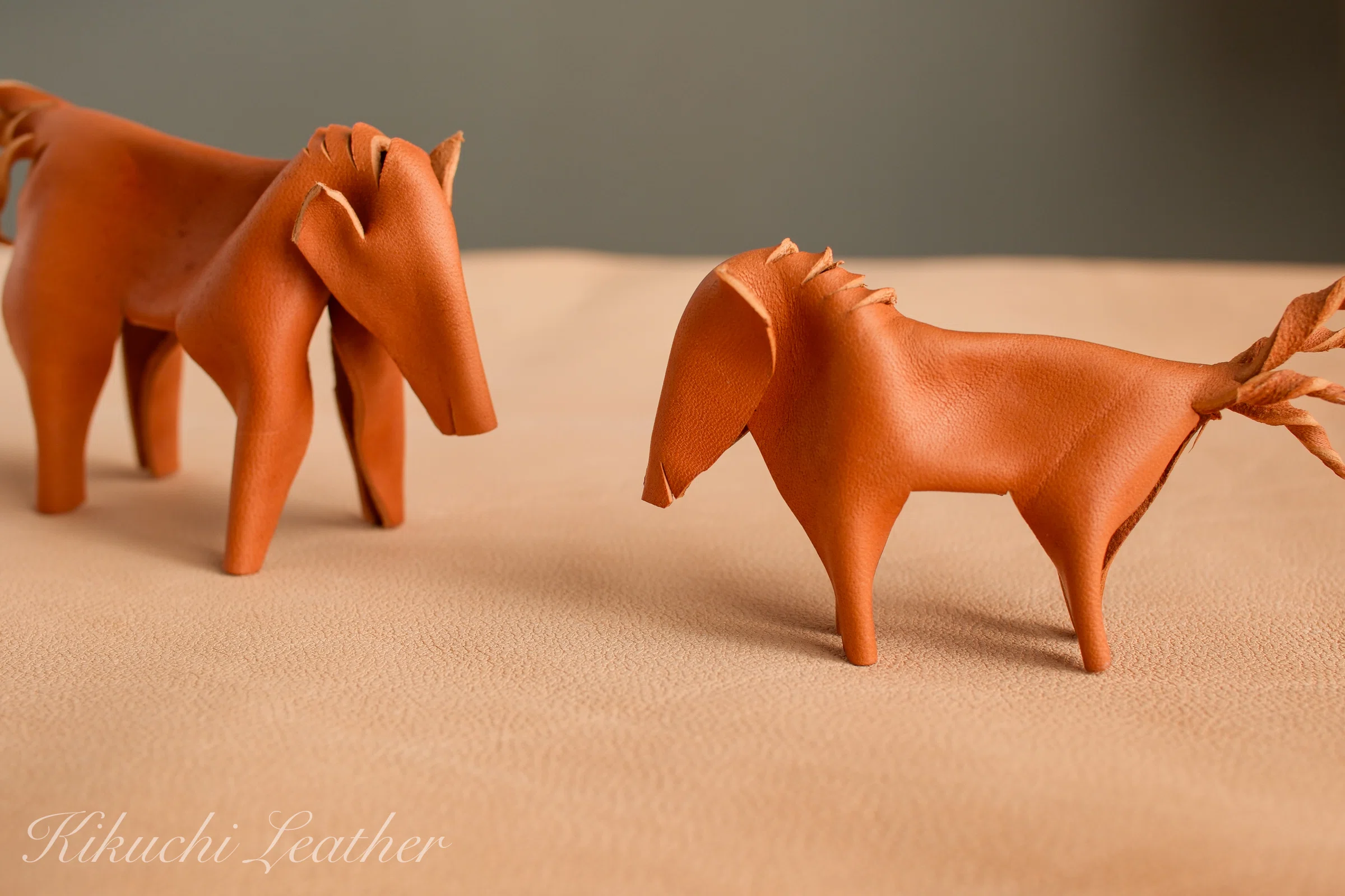 小馬のオブジェ 佇む親馬と小馬｜革工芸のオブジェ｜KIKUCHI LEATHER