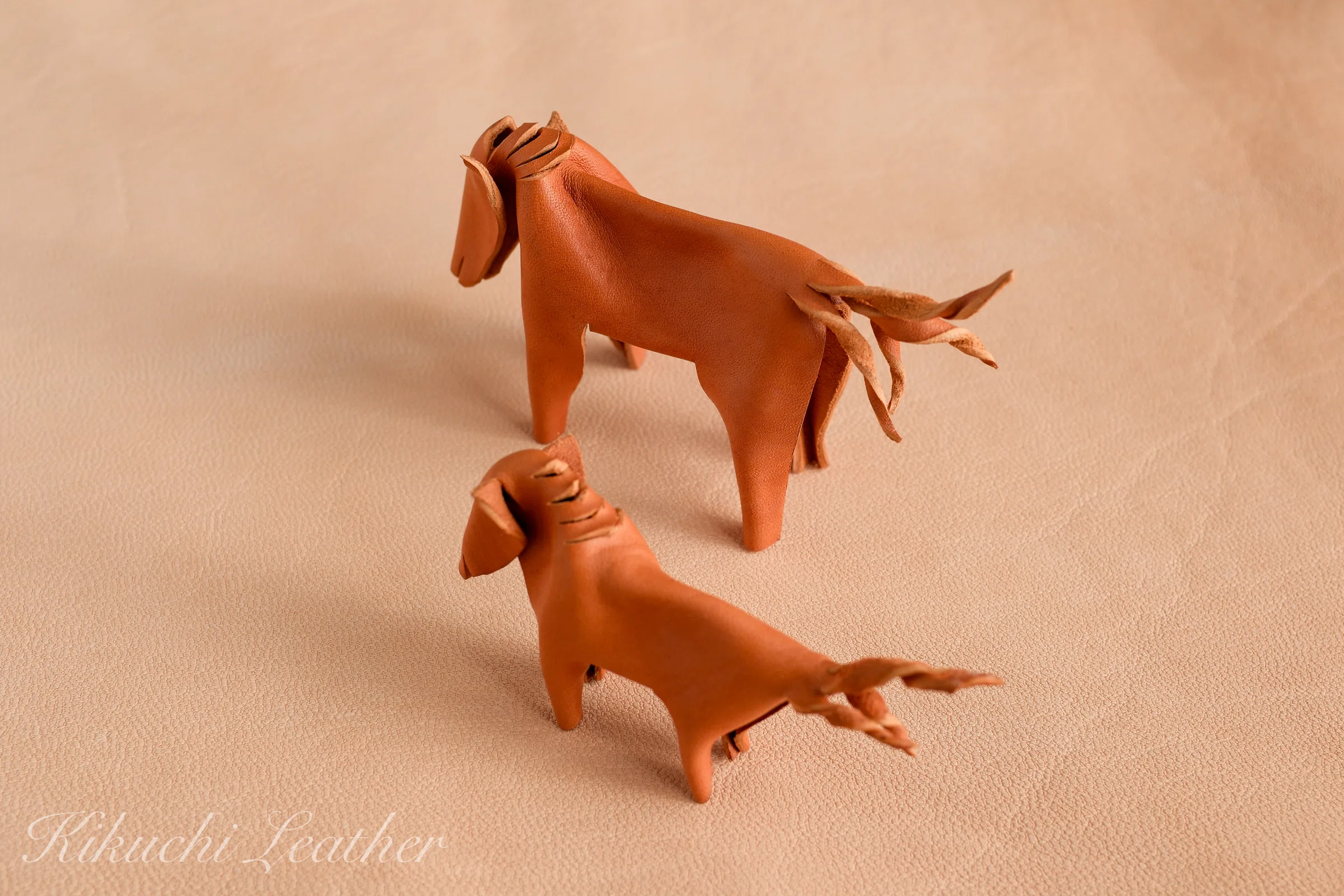 佇む親馬と小馬｜革工芸のオブジェ｜KIKUCHI LEATHER