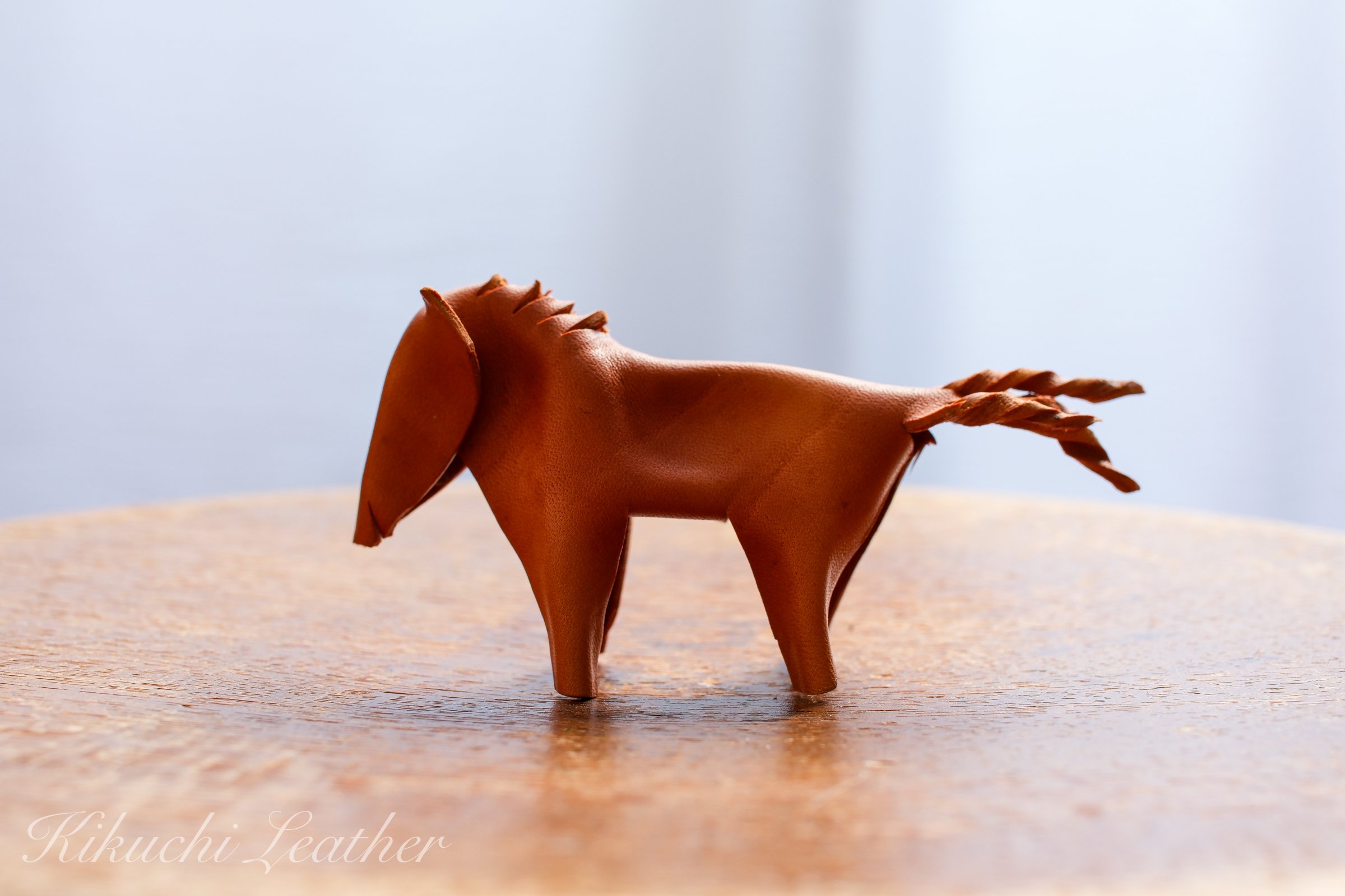 佇む親馬と小馬｜革工芸のオブジェ｜KIKUCHI LEATHER