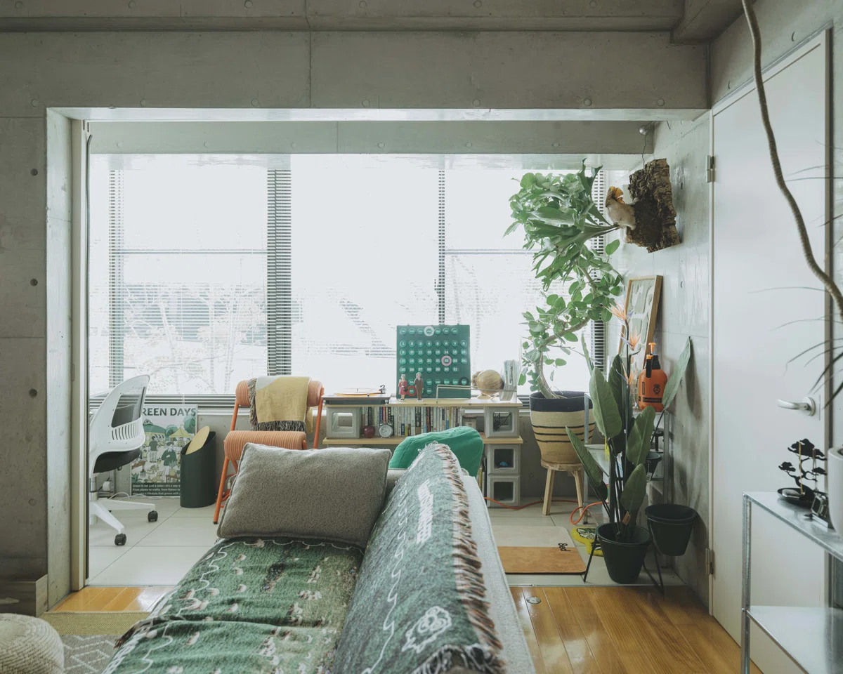 A Sunroom to Enjoy the Contrast of Light and Materials|住まいと暮らし図鑑 byつぼとる