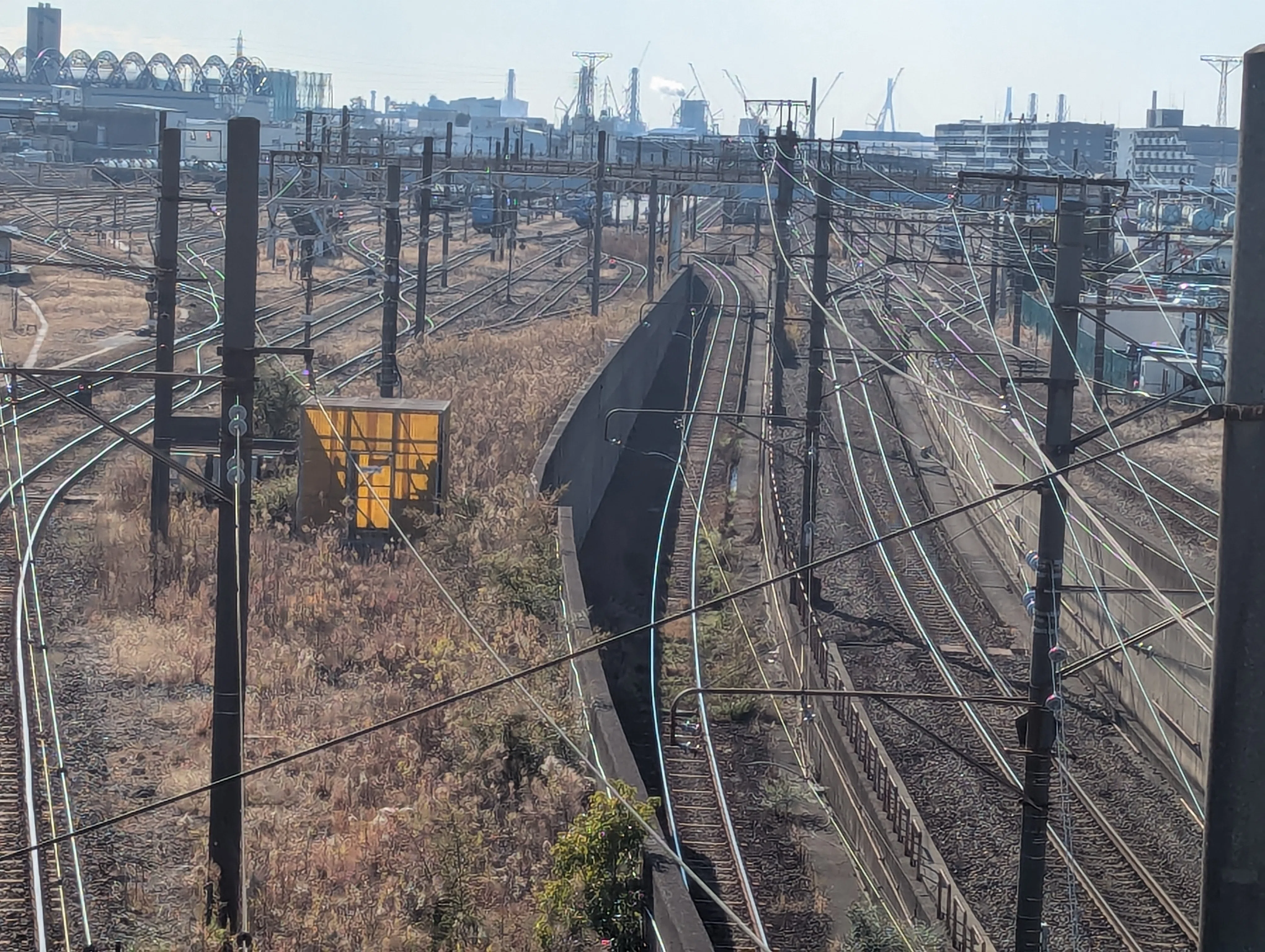 日本を支えてきた工業地帯の跨線橋。跨線人道橋の旅④ NO109「厳島