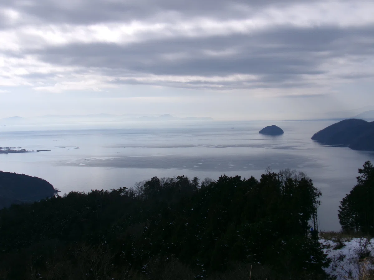 積雪ある山頂から大展望の賤ヶ岳 琵琶湖と湖北の山々を一望でき、眼下に余呉湖も青く輝く素晴らしい景色｜たか 