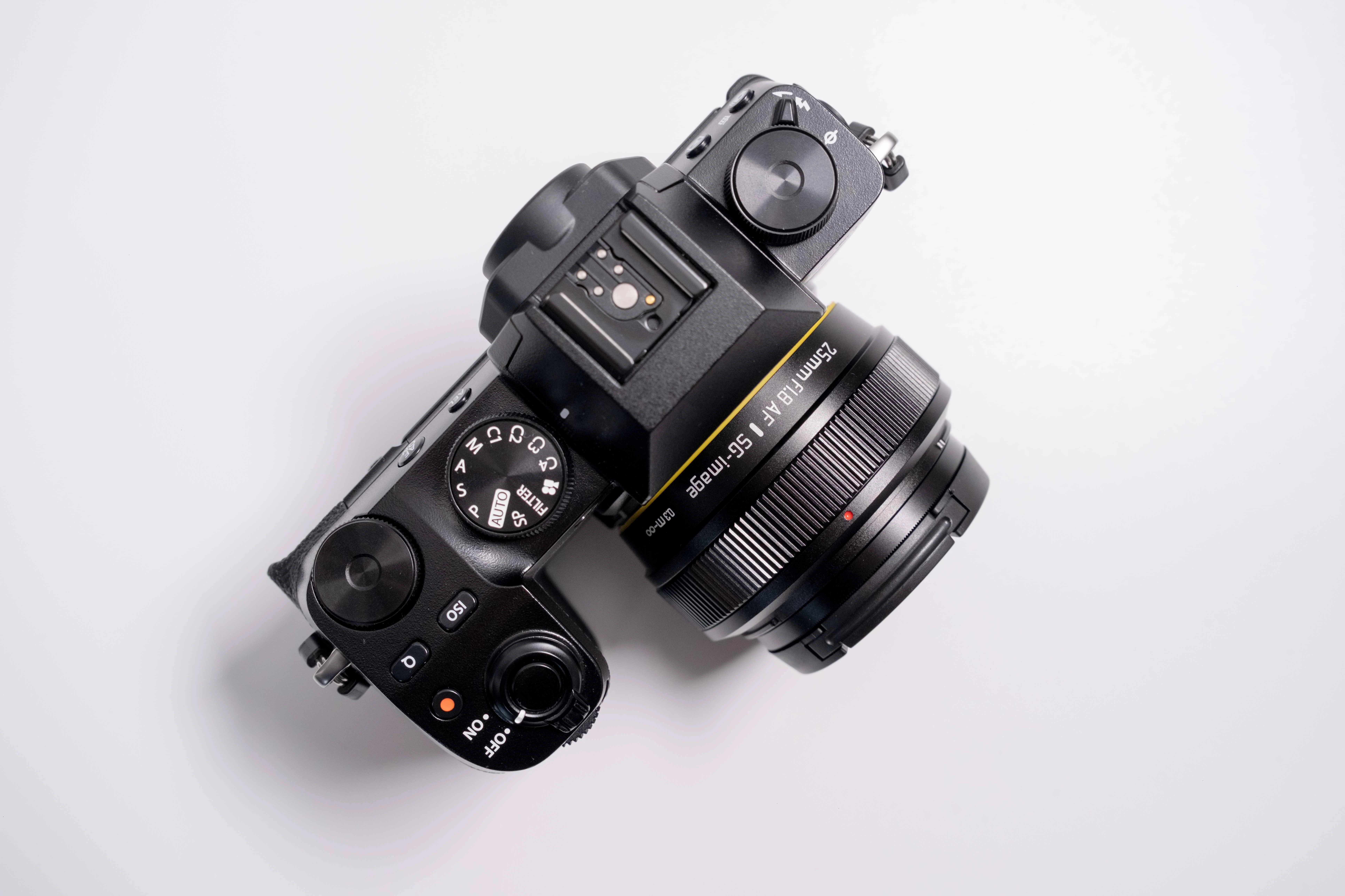 2万円台でAF対応？SG-Image 25mm F1.8が「価格破壊」すぎる件
